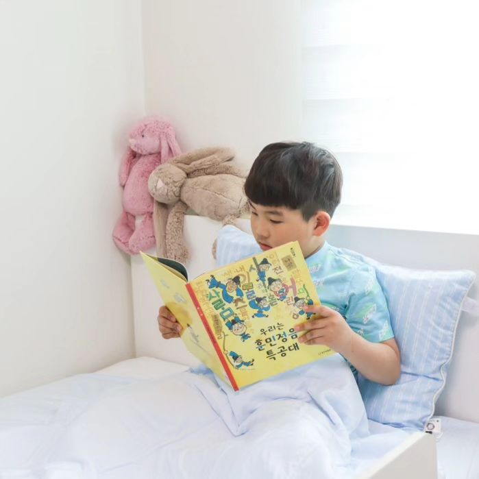 #협찬 이지만 #초등역사전집 📚 읽는 재미가 쏠쏠~

6월은 호국보훈의 달 순국선열의 정신을 기리는 마음으로
아이에게 대한민국의 역사를 알려주고 싶어서
<스토리캡슐 우리 역사> 웅진전집 준비했어요.

재미있게 책을 읽고 자연스럽게 역사를 익히도록
독서를 통한 배움의 실천!! 시작했답니다.📖

✅️ 초등학생들이 역사를 배워야 하는 이유 3가지!! ✅️
​
1️⃣ 과거의 여러 가지 경험에서 나온 교훈을 통해 삶의 지혜를 얻을 수 있어요.

2️⃣ 과거의 법과 제도, 경제, 사상을 배우고 현재를 이해하는 데 도움이 됩니다.

3️⃣ 영화, 드라마, 책 등 문화생활 기초 교양을 쌓을 수 있어요.

특히 사극을 볼때 한국사에 대한 이해가 있으면 더 재미있게 볼 수 있거든요.

스토리캡슐 우리 역사 구성은
본책 35권 + 별책 2권 + 인렉티브북 플러스팩(추가구성)이며
풍부한 사료와 함께 다양한 관점으로 흥미로운 이야기를 담았어요.

인물과 사건을 중심으로 역사를 자연스럽게 배우고
역사적 자료를 토대로 깊은 관점으로 이야기를 담았기에
몰입감이 제대로더라고요.😳😳😳

스토리캡슐 우리 역사가 조금 어려운 아이들은
'오롱도롱 옛이야기'부터 읽어보면 좋을것 같아요.
삽화가 크게 들어가고 내용이 좀 더 쉽거든요.

실물책과 웅진북패드 둘다 활용하면 시너지 뿜뿜!! 📔💻
같은 책 여러번 읽는 아이를 보니 흐뭇했어요.
'다음엔 또 어떤 책을 준비해줄까?'라는 생각을 하게 되네요.😙

#초등필독서
#8세전집
#8세전집추천
#초등전집추천
#역사전집
#초등역사전집
#초등한국사
#스토리캡슐우리역사
#웅진북클럽
#웅진북패드
#오롱도롱옛이야기
#웅진전집