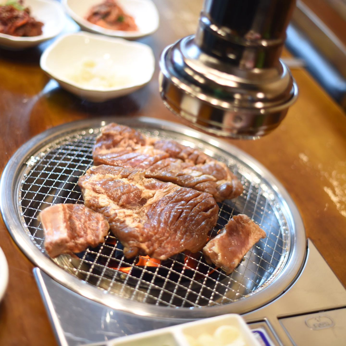 우창갈비

가성비 좋은가격으로 뼈대 있는 고기를 먹을수있고요 
룸도 있고, 홀도 있어서 단체 모임이나 회식자리에 안성맞춤으로 현지인분들이 방문하시고 계신곳이랍니다 

 숯은 참숯으로 제공되어 숯향가득베여  먹으면서 기름은떨어지면서
더 풍미를 더하는거 같아요

갈비를 주문하면 잡채, 양배추, 쌈채소, 콩나물, 쌈장, 마늘, 고추, 양념게장, 두부 등
반찬으로도 배불리 먹을수있는 메뉴가 나오는데요.

갈비는 엄청 두툼하기도 하고 
양념이 잘베여있어서 고기를 구워먹는데 노릇노릇하게 잘 뒤집어 
가면서 먹는것이 고기 굽는 스킬 

입가심 냉면은 빠질수없는 메뉴 물냉면도 간이 이미 조금 되어 있어서 
갈비의 느끼할수도 있는 고기의 기름을 쭉 훍어 내릴수 잇는  맛이에요 

주소 : 경기 양평군 양평읍 중앙로167번길 15-16 1층
번호 : 0507-1493-1315
영업시간 : 월~토 11:00~21:00
(브레이크타임 15:00-16:30 / 라스트오더 20:40)
(매주 일요일 정기휴무)