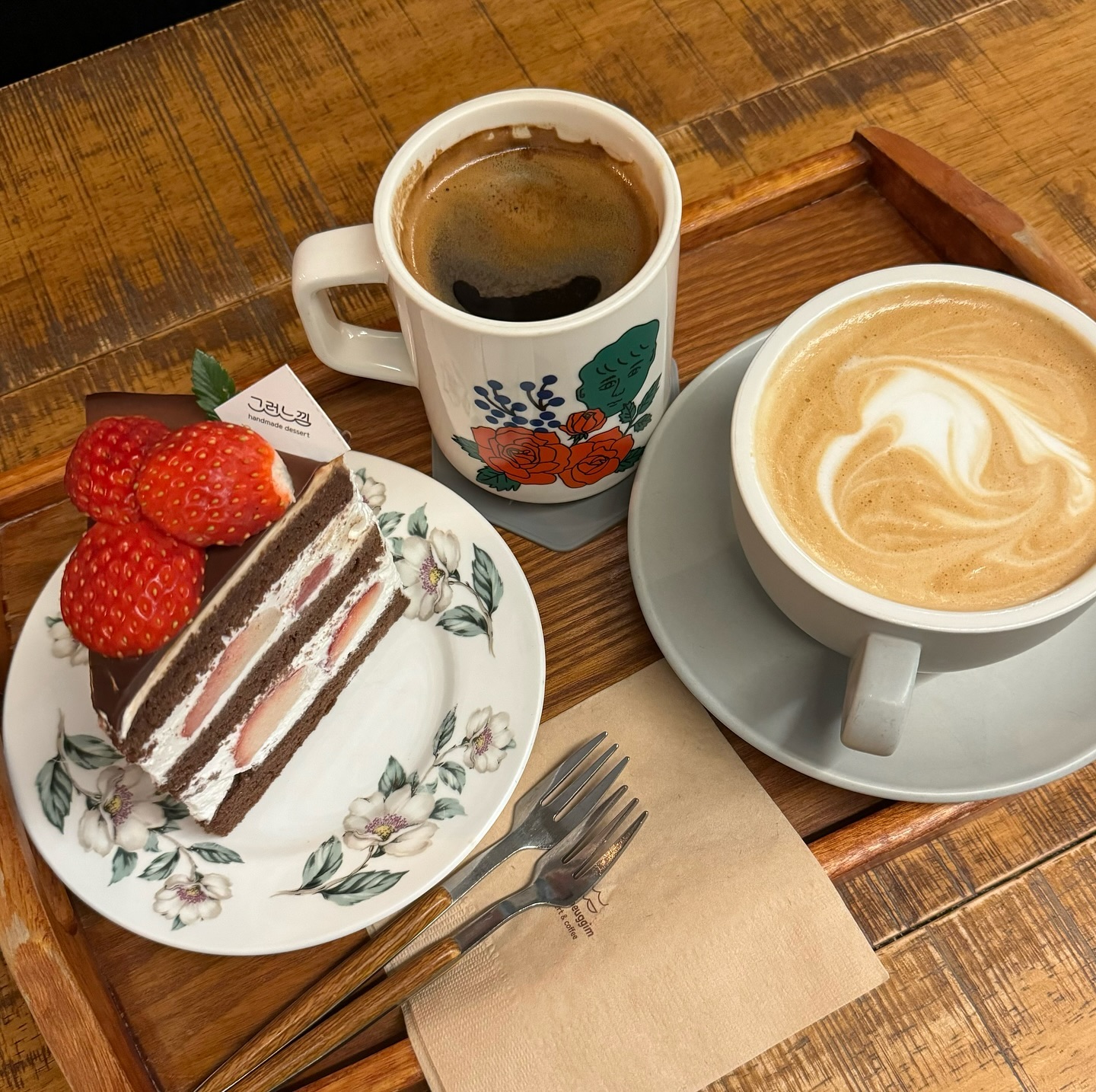 생크림딸기케이크랑 초코딸기케이크 두개 먹고 올껄 🍰 #그런느낌
