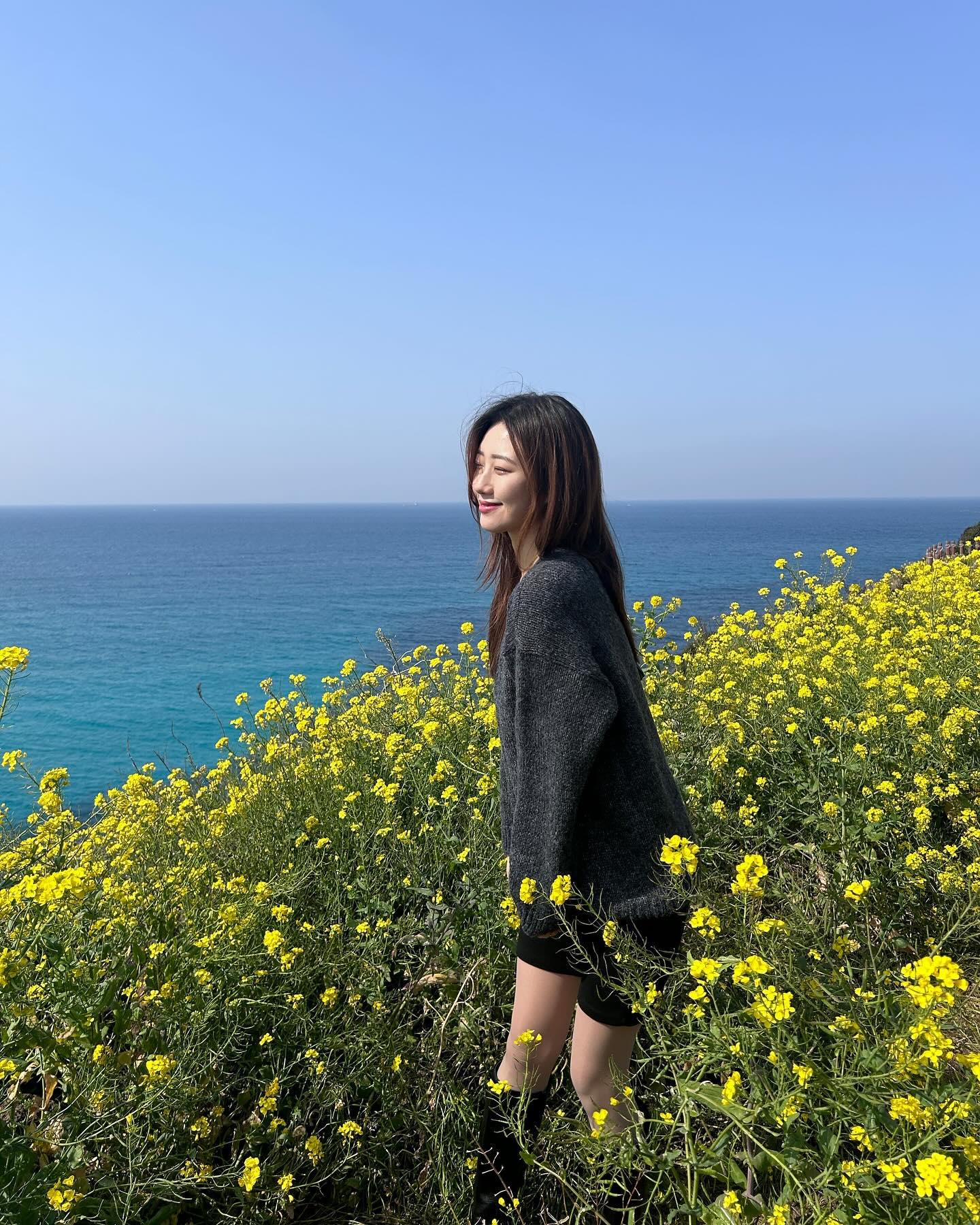 유채꽃 사이 유나꽃