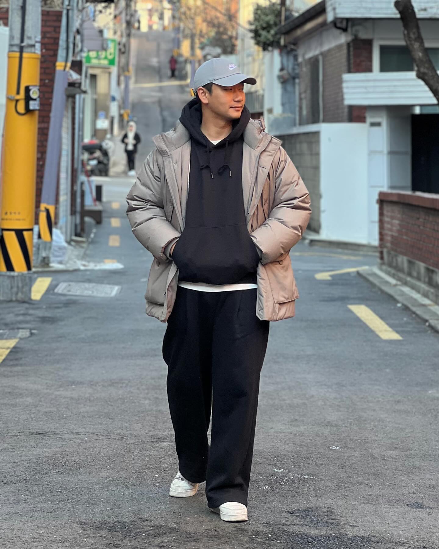 캐주얼욘

후디셋업은 참 오랜만입니다.
역시 주말엔 편안함을 주는 무드죠.
예전보다 모자에 대한 거부감이 덜 들다보니
용기내어 한번씩 모자를 써 봅니다,,
이제 23년도가 얼마 남지 않았네요.
연말 따숩게 보내시고 마무리 잘 하시길 바래요.
저는 이만 콩즙 내리러 가보겠습니다😎
24년도에 더 재밌게 보내길 바라며,,,
기미욘 올림
.
.
.
.
.
.
#카페알바생
#바지사장
#콩즙짭니다
#남자캐주얼룩
#캐주얼코디
#후드셋업
#원마일웨어
#menscasualstyle 
#onemilewear 
#hoodieset 
#casualwear