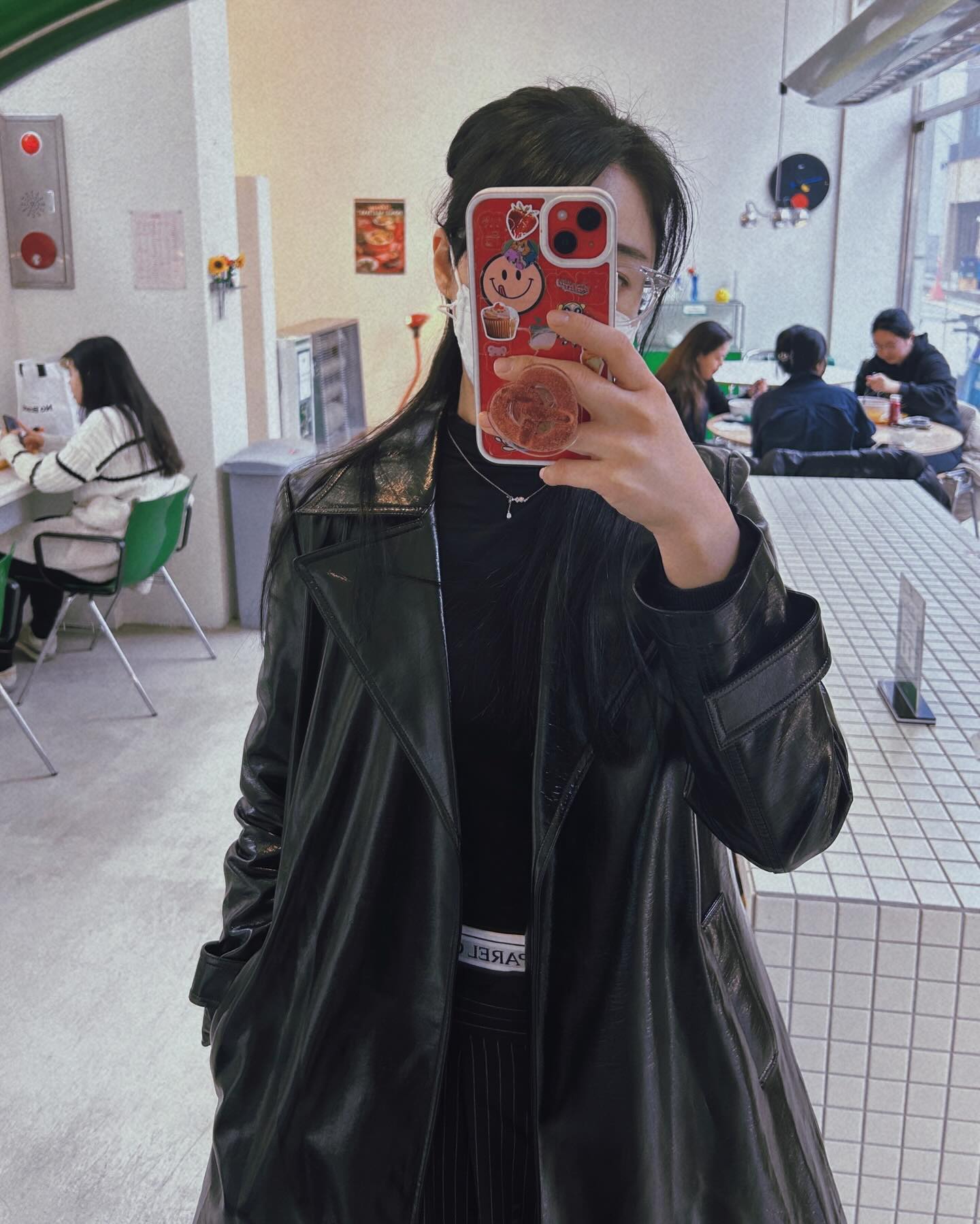 신상 띠어리 맥시블랙자켓 자랑중🖤긱시크 아이돌 
니들만 하냐 나도 한다고 광고중.jpg 
크으-날씨 조아서 막간 런치타임 셀피😊🖤