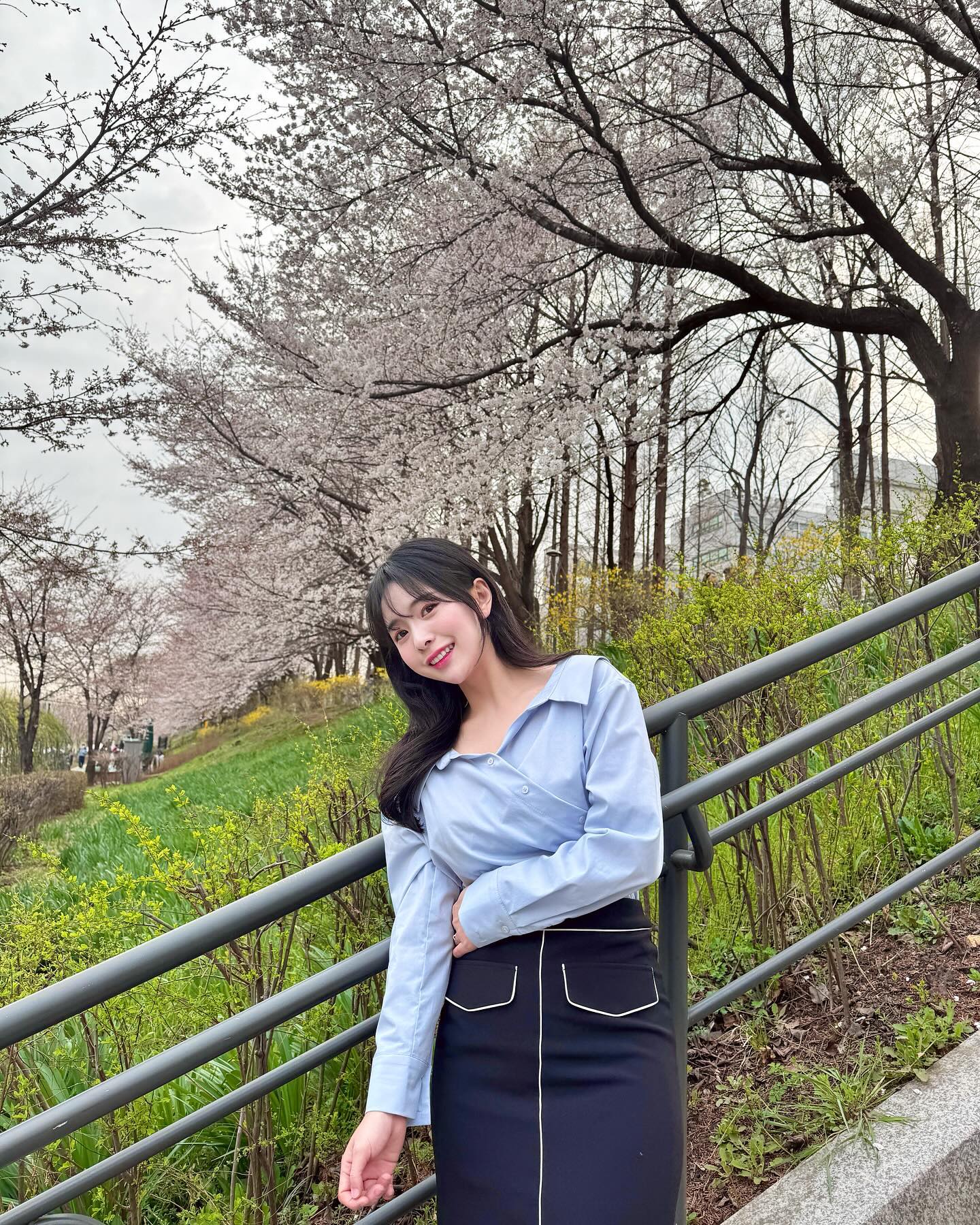 다음주말이면 만개할 양재천 벚꽃 🌸🩷
카페 찾아 왔다가 그나마 핀 벚꽃나무 앞에서📸✨ 얼른 따뜻해졌으면 좋겠다! 🧚‍♀️

#양재천 #양재천벚꽃 #서울벚꽃