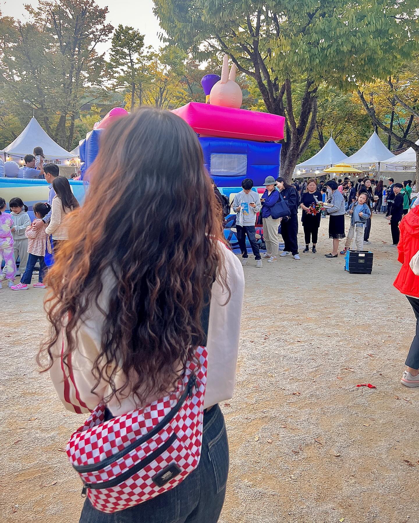 나랑 사귀면 질리긴커녕 매일이 재밌을거라는 경태 예측 야무지게 실현 시켜주는 중😆

내가 먼저 밖에 나와있어서 경태 기다리다가 그새 산책 삘 받아서

바로 나 잡아봐라 광역ver.

어디있는지 절대 안 알려주고 역부터 온 골목골목 다 댕기고🐰
갑자기 웬 지역축제 발견해서 쏠랑쏠랑 댕기다가 경태 화내기 전에 얼릉 알려주고 같이 축제 즐겼다😛 아주 재밌었지-?

#photooftheweek