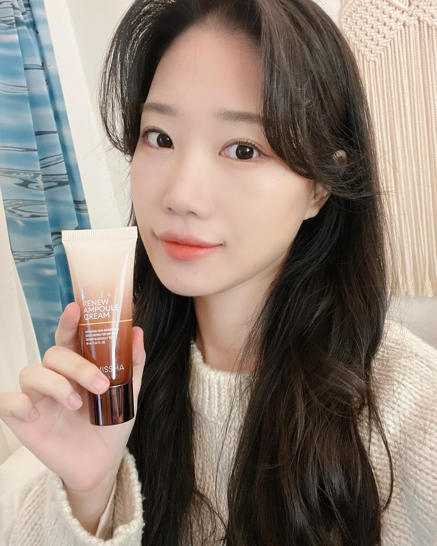 #협찬 missha.official
미샤에서 미친듯이 꿀보습 주는 
3STEP 트리오가 나왔어요👀👏

미스트앰플, 앰플, 앰프크림으로 구성되어있구
100시간 꿀보습 효과에 허니쉴드 시스템을 더해 
장벽 강화하해주는 더블꿀보습케어를 느끼실 수 있답니다 :)

세/콜/지 조합으로 이루어진 허니쉴드가 있어서
순서대로 발라주면 손상된 피부장벽 강화 
일주일만에 가능이라구요🫶🏻✨

꿀보습유지시간 무려 100시간이라
건성러들분 진짜 쟁여놓는거 추천🥰

#미샤 #missha #미샤화장품 #미샤비폴렌 #비폴렌 #미샤5대앰플 #미샤앰플 #미샤비폴렌앰풀러 #미샤비폴렌리뉴앰풀러 #미샤앰플추천 #미샤비폴렌리뉴앰플크림 #미샤비폴렌앰플크림 #미샤크림추천 #미샤비폴렌리뉴미스트앰플 #미샤미스트추천 #미샤비폴렌트리오 #앰플추천 #크림추천 #보습크림 #건성크림 #미스트추천 #회사원미스트 #보습미스트 #건성피부 #속건조 #악건성 #보습케어 #꿀보습 #스킨케어추천