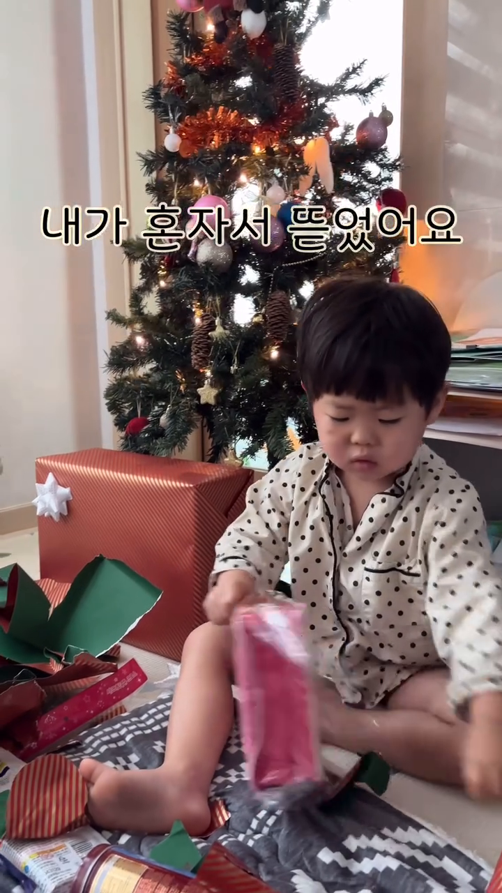 반응이 이렇게나 다른 #선물언박싱
같은 뱃속에서 나왔지만 이렇게나 다르다니🤣