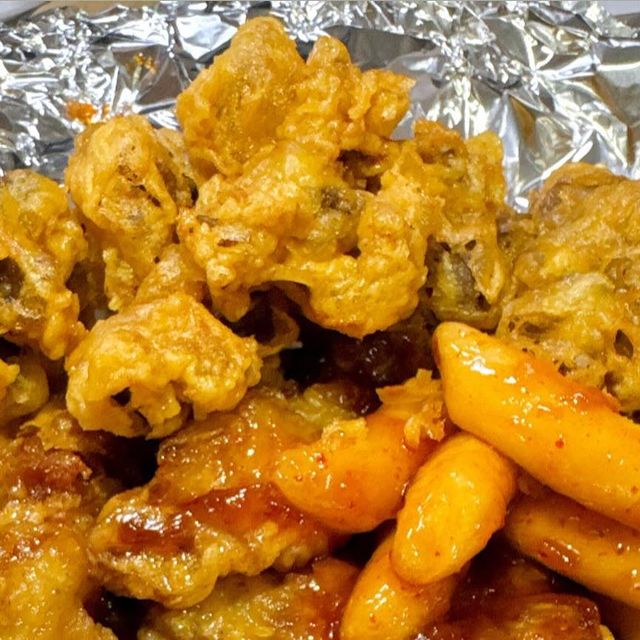 맛있는 것만 있는 메뉴판 on Instagram‎: "#협찬 #망원닭강정 망원시장에 가면 닭강정도 꼭 먹어줘야 하는 거 아시죠?٩(๑˃̵ᴗ˂̵)و 다 맛있는 것들이라 어떤 맛을 먹어야 할지 항상 신중하게