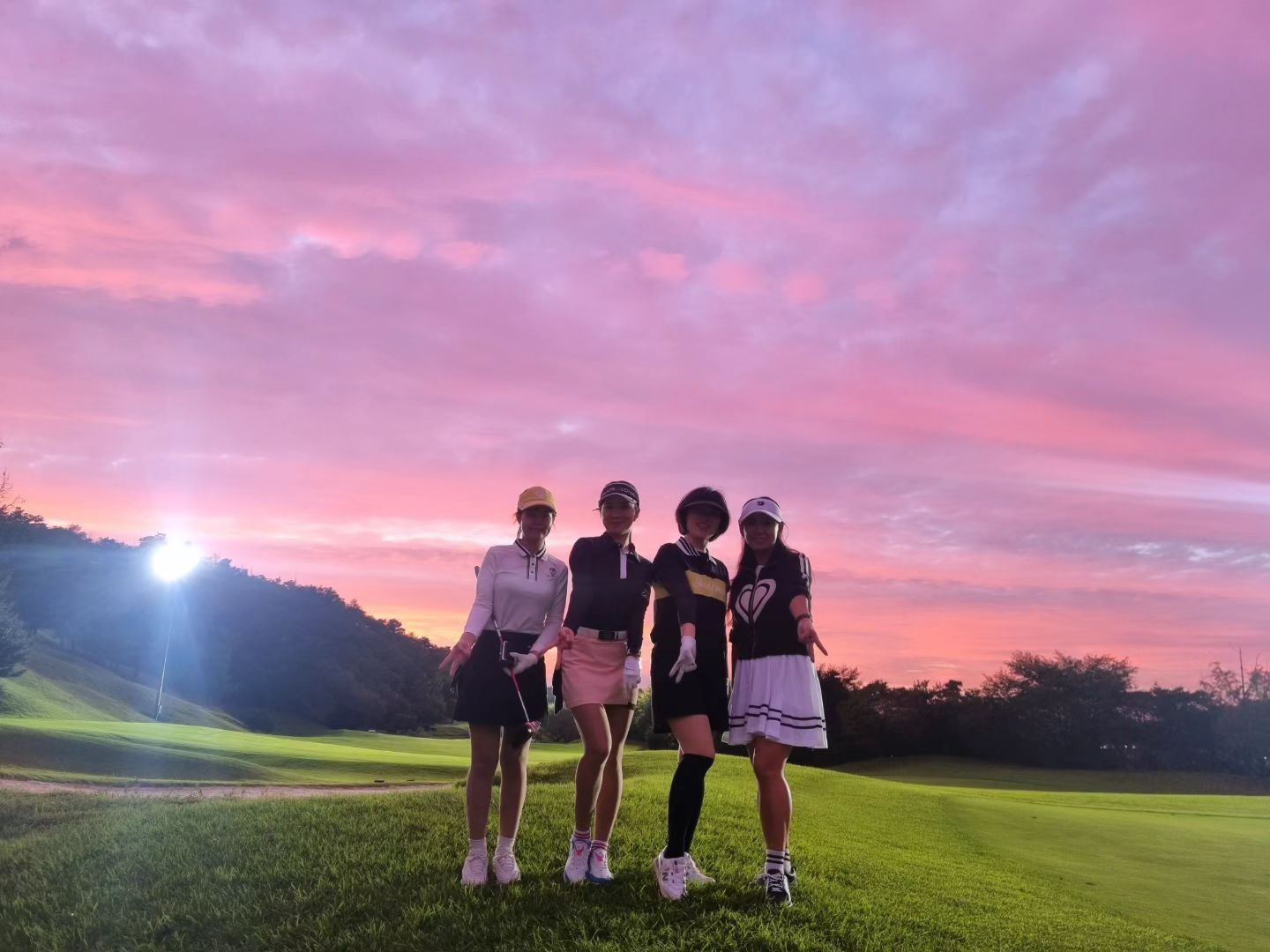 .
#늦은일상기록 #게으름ㅠㅠ
.
비에이비스타의 추억
해가 짧아져서 아쉽지만
그래서 볼수 있던 노을이 예술이다.
.
비에비스타 회원권파워
18홀이 95000원이라니 쌩유👍👍
.
#골프추억