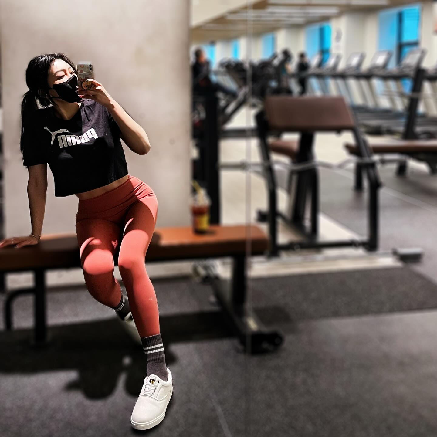 감사하게도 직접 제작한 헬스화를🔥
선물로 주시다니🥹

직접 신어보니까 너무너무 예쁘고
반스보다 더 고정력 강하거(웨이트할때 안미끄러짐)
완전 퐁신? 깔창 쿠션감이,,,,🫢
어우 장난아녀서

요걸로 체인지하고 더 득근해보렵니다👊🏽
고투더 뻑킹짐🔥🔥🔥🔥🔥🔥🔥🔥

신제품도 앞으로 많이 기대하께오🫶🏻
감사합니다!!
헬창행님덜 옹니들 진짜 요신발 요물이에여,,,👏🏼

오늘도 즐겁게 #득근 하고 #금요팅 🦄

.
.
#협찬#제품제공#헬스화#헬린이#ㅇㅇㅇ#오운시
#헬창#운동소통#운동하는여자#운동하는남자
#운동하는직장인#금요일아침 #출근#아침일상
#운동루틴#눈바디체크 #트레이드앤그루브 #운동화추천