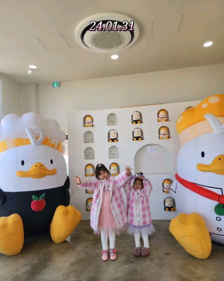 #ᴅᴀᴍɪɴꜱᴏᴍɪɴ
#2017013102573760 #2019100902433520
#2022062712083300 

입구부터 너무 귀여웠던 러키더키🧡

먹을거리 볼거리가 풍부해서
공주들 신나게 보고 듣고 맛보고 와쑴
ㅋㅋㅋㅋㅋㅋㅋㅋ
평일 오픈런 카페 너무 좋댜✨️