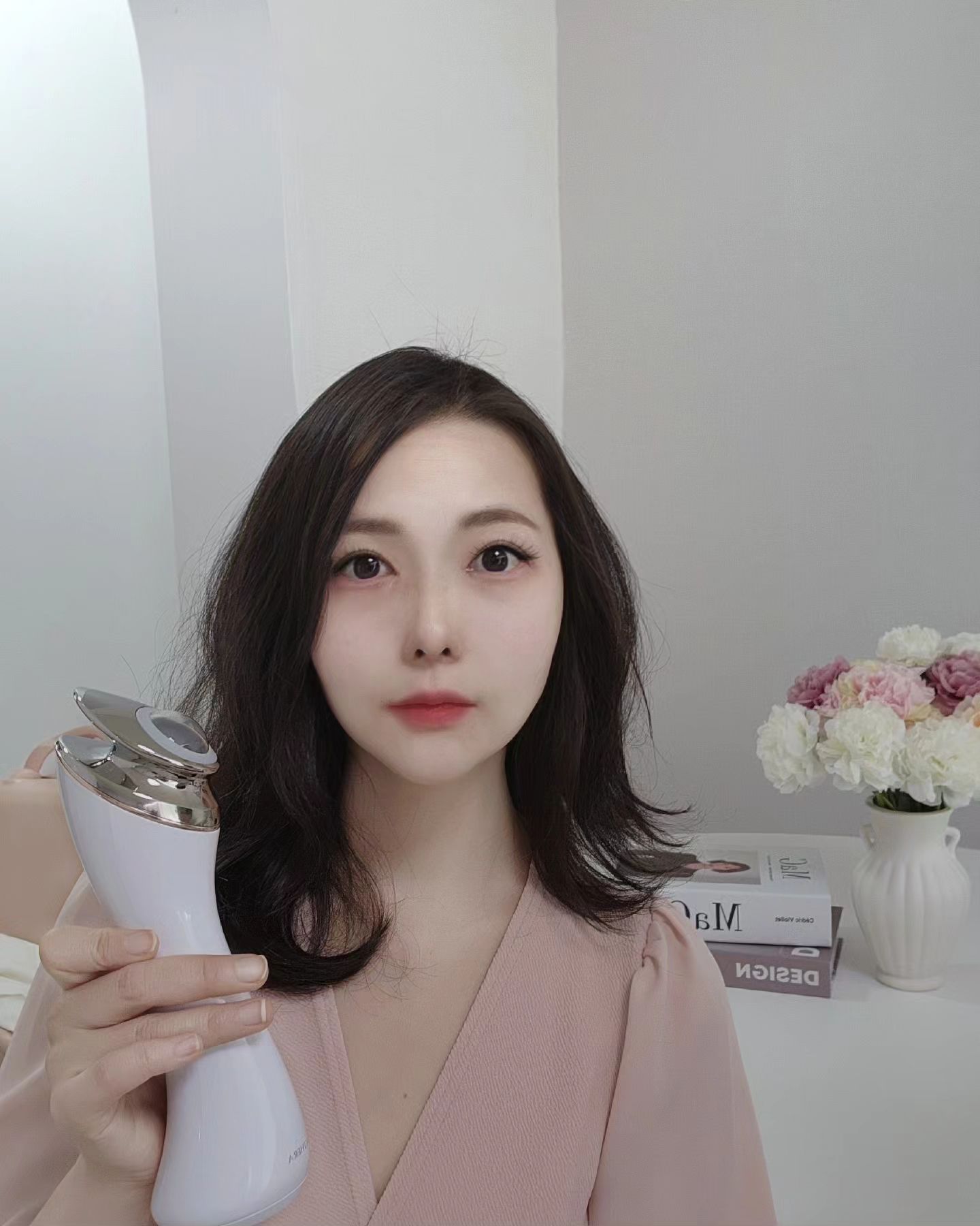 #협찬_ 집에서도 쉽고~
간편하게 해요

나이가 들수록 관리받으러 
피부과에도 가보고 싶지만,
시간과 비용면에서 힘들잖아요~
요즘 꾸준히 관리할 수 있는 홈케어를 하고 있어요

릴릴는 기초 제품들부터 유명하잖아요
필수템 #뷰티디바이스 #릴릴 듀얼쎄라를
써보니, 맘에 드네요 

듀얼쎄라는 패키지부터 고급스러워요
작은 부피로 공간 차지도 안 해서 화장대에 충전식으로 세워두고 간편하게 써요~ 

디바이스가 가볍고 그립감이 좋고,
버튼 하나로 사용법도 간단해요! 
3가지 모드로 흡수, 광채, 탄력 3분타이머로 시간이 짧아서 매일 아침저녁으로 간편하게 써요

쓱쓱 문지를때 기분도 좋고 
코옆이나 눈 밑 부분까지 섬세하게 관리해주네요~
저는 굴곡진 디자인이라서 목까지 관리하고 있어요 

간단한 관리로 푸석함이 줄이면서, 건조함이 덜하고, 속부터 채워지는 것 같아요~ 
아침에 일어나면 쫀쫀하고 촉촉해져서
좋더라구요~ 

선물로 드려도 정말 좋아하실 듯 해요 
같이 피부자신감 올려보아요~

lylyl_official 

#홈케어 #홈케어디바이스 #뷰티템 #이너뷰티 #탄력케어 #인플루언서모델