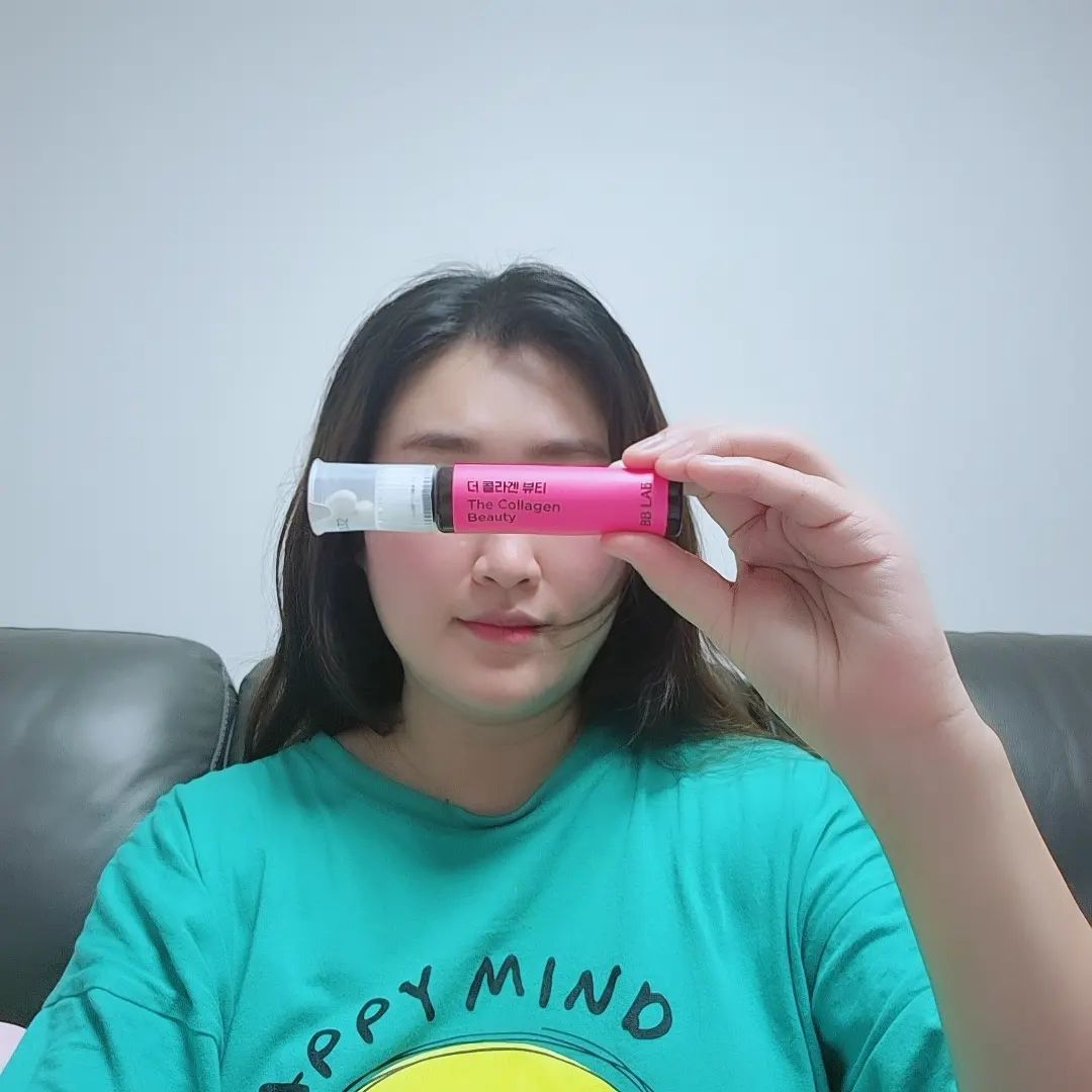 다크서클, 홍조, 피부탄력 떨어진 것 까지

모두 환절기 날씨와 임신 탓으로 돌리기에는
그동안 이너뷰티 너무 안챙겨줬지 뭐에요?😿

저분자콜라겐펩타이드GT와 히알루론산으로 

광채&물광 UP시켜주는 이너뷰티 브랜드 비비랩에서 출시한 액상+캡슐(정제) 신제품 "더콜라겐뷰티" 먹어봤어요

식약처 인정 2중 기능성(보습&UV손상케어) 저분자콜라겐펩타이드 GT 2,000mg에

진피 속 수분감을 채우는 히알루론산 120mg 함유!

이 밖에도 에너지 생성에 도움주는 비오틴에
면역기능 챙겨주는 아연과 항산화에 필요한 셀렌까지

액상이랑 정제랑 같이 들어있어 따로 물챙기지 않아도
되니 얼마나 편한지 몰라요

오늘부터 비비랩 콜라겐으로 간편하고 맛있게 생기를
채워봐야겠어요😸

#협찬 #비비랩 #bblab #더콜라겐뷰티 #마시는콜라겐 #더콜라겐 #액상콜라겐 #이효리콜라겐 #고함량콜라겐 #콜라겐샷 #비비랩더콜라겐 #액상저분자콜라겐 #비비랩신제품 #하루한샷 #뉴트리원