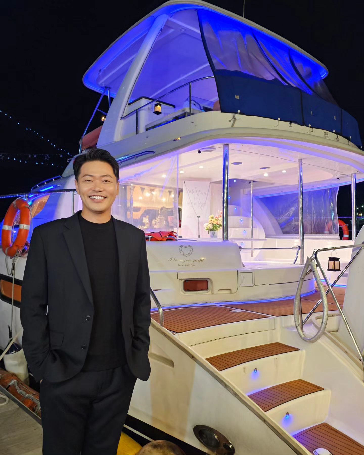 #다이렉트결혼준비 추천인 : 꽃희야

여자가 먼저 하는 #선프러포즈

🛥요트 프로포즈

나의 로망이었던 요트프포를 이뤄준 #사랑해요트 #사랑해요트투어

iloveyouyacht00
busanyachtpropose

https://m.smartstore.naver.com/busanyachtpropose

최고급 최신 대형 요트에서 단둘이 프라이빗 한 50분 요트투어와 프러포즈까지❤️

선실 안/밖 테이블 세팅도 미쳤고
프로포즈영상도 띄어주시고
폭죽 + 비눗방울 이벤트까지❗️

제가 해주고 제가 감동받을 만큼 너무 가슴 몽글몽글해졌던 순간들이었어요,,

대표님이 찍어주신 사진과 영상들은 말할 것도 없어용👍
전문가 실력과 다름없을 카메라 실력으로
아이폰으로 엄청 열심히 촬영해 주셔서
인생샷 많이 남기고왔어용><

인생에 딱 한 번 있을 소중한 순간을 너무 예쁘게 담아주시고
잊지 못할 추억을 선물해 주신 사랑해요트 대표님🥰❤️

덕분에 성공적인 프로포즈하고 왔어용

결혼은 direct.wedding 에서 

다이렉트 결혼준비 주소 https://cafe.naver.com/directwedding

√ 합리적인 비용
√ 비동행 플래너
√ 카페 가입 시 추천인 ＂꽃희야＂ 적고 현금처럼 사용 가능한 포인트 5만원 받아가세요! 최초 가입시에만 추천인 포인트를 받을 수 있으니 참고해주세요:)

받은 포인트는 추후 스드메 결제시에 현금처럼 쓸 수 있어요‼️

#프로포즈 #프러포즈 #요트프로포즈 #요트프러포즈 #프포 #여자가먼저프로포즈 #여자가프로포즈