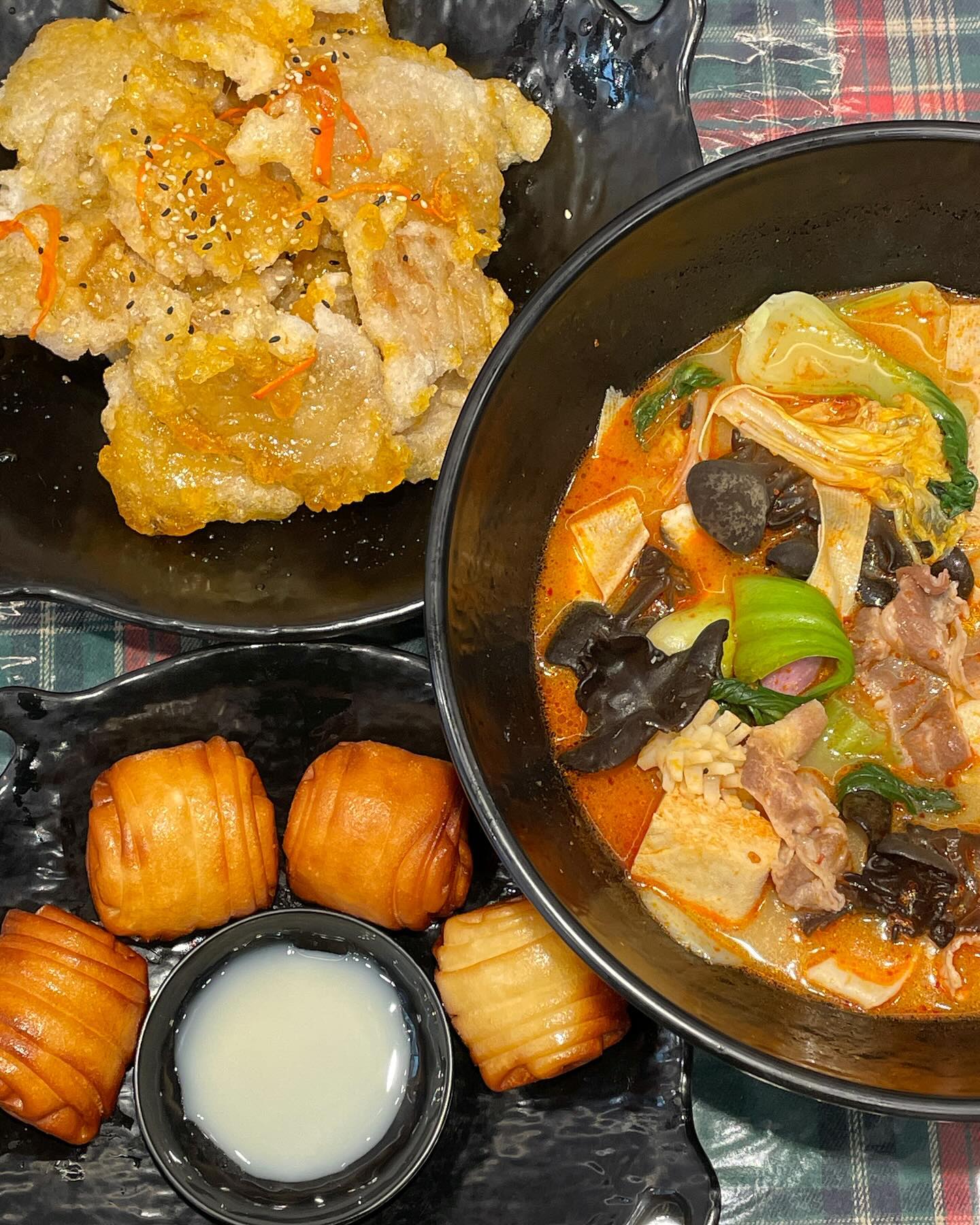 협찬 크리스마스 분위기 제대로 나는 다복향 마라탕 신용점
📍 광주 북구 첨단연신로107번길 19 1층 101호
✔️ 마라탕, 꿔바로우(대), 꽃빵튀김

체크무늬 테이블보와 크리스마스 트리 장식, 인형,
캐롤 음악으로 연말 분위기 제대로!
모든 테이블에 무알콜 뱅쇼를 한잔씩 주고 있는데
잔이 조그만해서 귀여움 ☺

25,000원 이상 주문시 고르곤졸라 피자 제공🍕
따끈하고 바삭해서 식전에 가볍게 먹기 좋음

마라탕은 재료들을 먹고 싶은 만큼 골라담아주고
고기 추가도 하고 맵기까지 고르면 주문 완료
맵기 1.5단계는 맵찔이도 편하게 먹을 수 있는 매콤함이라
매운걸 잘 못먹는다면 1.5단계 추천
쫀득한 꿔바로우에 마라탕 한입씩 번갈아가면서 먹다보면 순삭 가능😎

사이드는 꽃빵튀김 추천
바삭하고 노릇하게 잘 구워진 꽃빵에 연유 찍어먹으면 꿀맛

집에서 마라탕이나 마라샹궈에 꿔바로우, 꽃빵튀김을 같이 먹고 싶다면
배달&포장 전용 세트메뉴로 주문하면 다양하게 먹을 수 있음!

신용동에서 맛있는 마라탕 먹고 싶다면 다복향 마라탕😋

#첨단맛집 #신용동맛집 #사진맛집 #광주마라탕 #마라탕 #마라탕맛집 #다복향마라탕 #리뷰노트 #신용동 #먹팔 #먹스타그램 #맛스타그램 #먹스타맞팔 #먹스타 #먹스타그램🐷