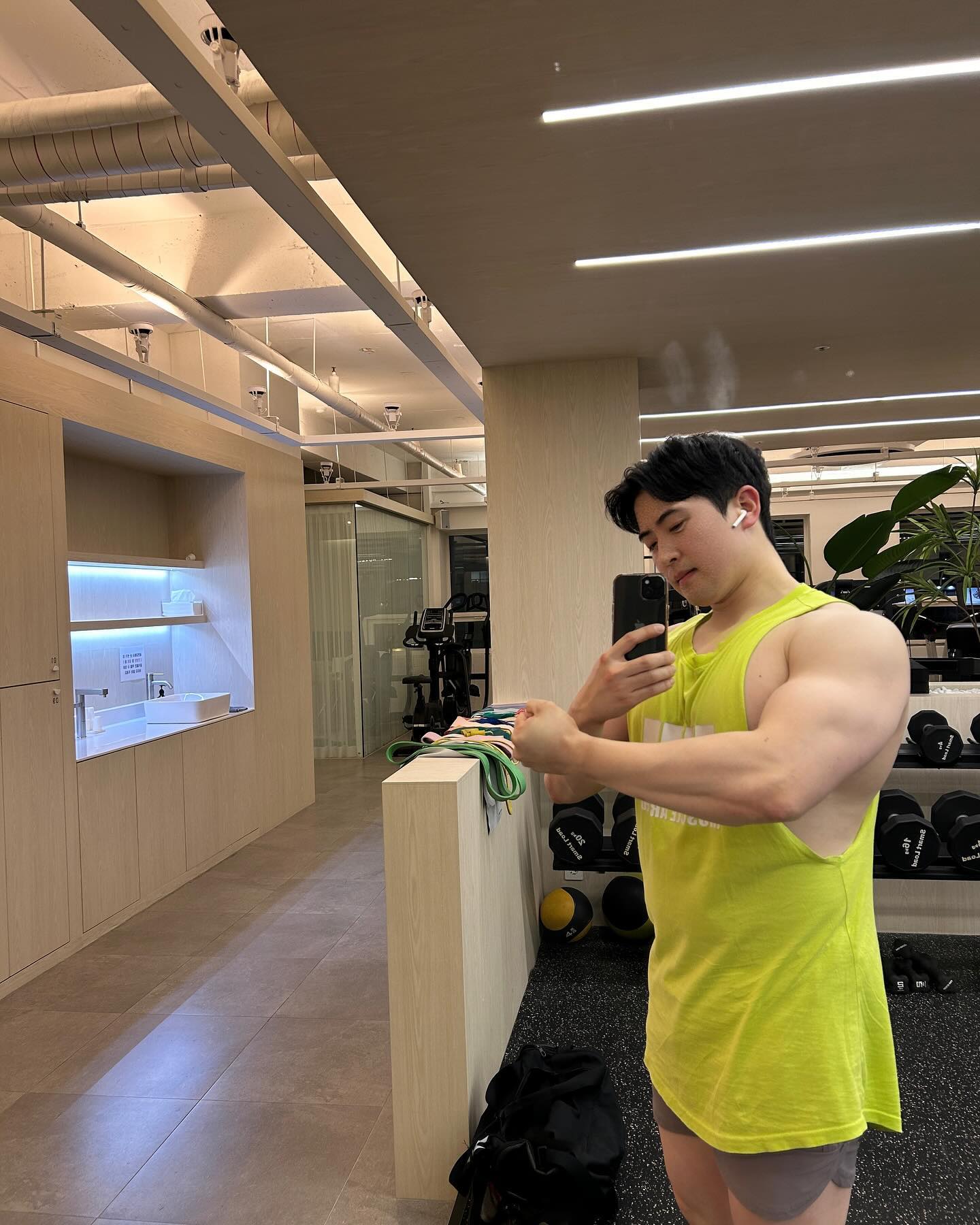 어제 행사로 인해 운동 못해서 어그제운완....🫣
행사 준비하면서 다과를 엄청 샀는데.....
다 집으로 거져가고 싶네요!ㅋㅋ
오늘 비온 뒤로 계속 춥다던데...🥶 항상 감기 조심하시고!
그럼 오늘도 아나봉릭!