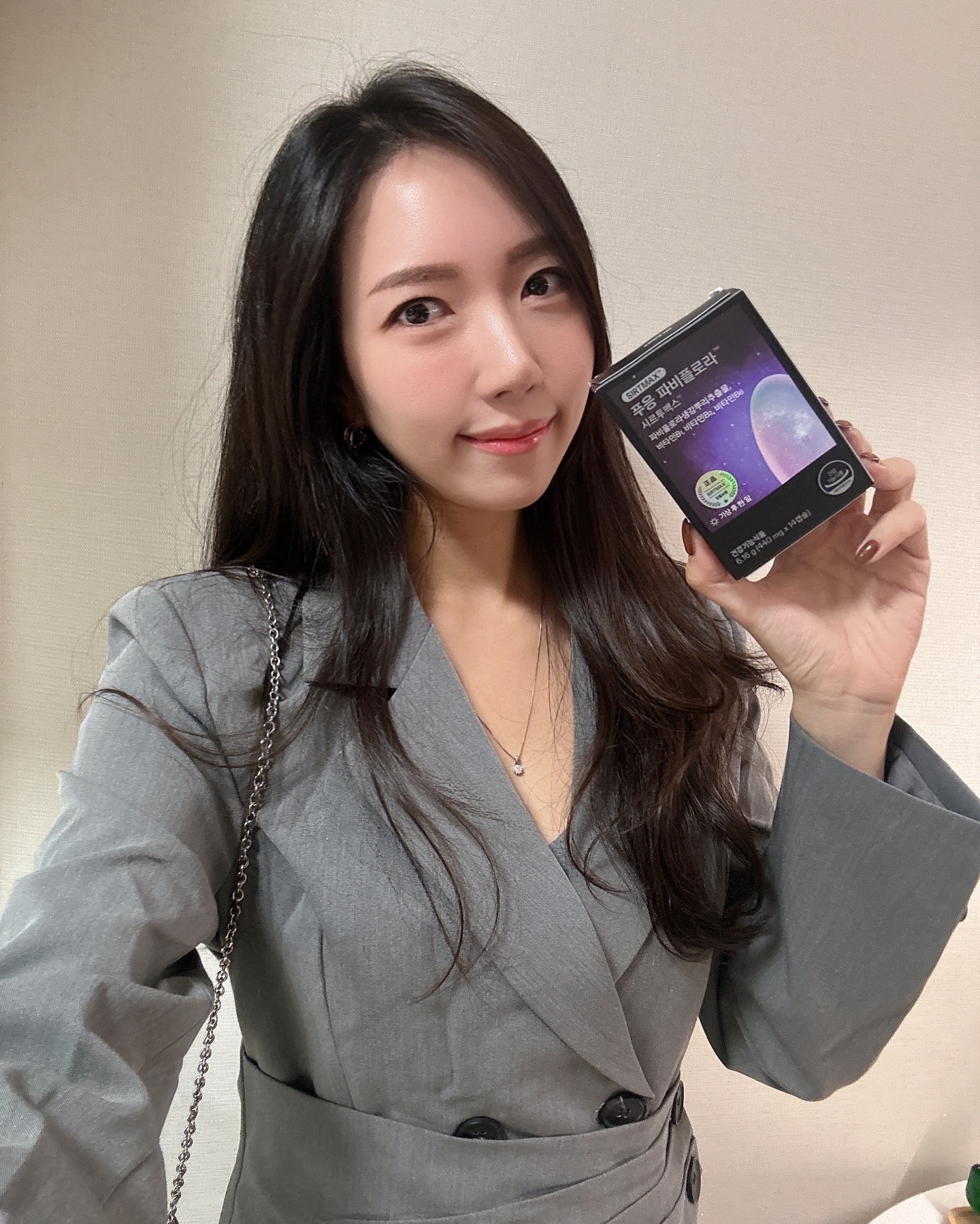 #협찬 doctorblet_kr
dr.blet의 ‘푸응 파비플로라 시르투맥스’ 소개해요! 
기상 후 공복에 1알씩만 섭취하면 원래 사람마다 가지고 있는 다이어트 유전자인 시르투인이 더욱 활성화되면서 내장지방 감소와 다이어트에 도움 받을 수 있다고 해서 먹어봤어요.
파비플로라를 섭취하게되면 모세혈관이 확장되고 신진대사가 활발해지면서 열감으로 인하여 기초대사량이 증가하고 운동하거나 굶은 것 같은 단식 효과와 함께 칼로리 소모가 빠르게 일어나요. 
파비플로라는 구하기 힘든 원료라 보통 직구해서 차로 우려 먹는 경우가 많은데 닥터블릿에서 국내 최초로 건강기능식품으로 출시했어요. 
시중에 판매되고 있는 제품들은 일반 식품이거나 흑생강 농축액으로 만들어진 제품이라 체지방 감소에 대한 효과는 없기에, 국내에서 유일하게 한국 수입에 성공한 파비플로라 원료(SIRTMAX)를 사용하는 곳으로 정품 인증 스티커가 부착된 정품 제품만이 안전하게 섭취 가능하니 체크해주세요. 
푸응 파비플로라는 체지방 감소 기능성 과학적 검증 완료 받아 겉지방과 속지방 모두 효과적이라 과체중분들뿐만 아니라 마른 비만이 고민이신 분들께도 적합하고, 하루 최대 섭취량 100mg을 충족하면서도 알약 사이즈가 작아서 쉽게 먹을 수 있고 10일 이내 100% 환불 가능하다고 하니 추천해요 :) 

#푸응 #파비플로라 #닥터블릿 #파비플로라 #푸응파비플로라 #시르투인 #다이어트보조제 #파비플로라정품 #다이어트 #다이어터 #유지어터 #광고모델 #광고 #협찬광고 #잇템 #일상 #맞팔 #좋반 #좋아요 #패션 #데일리 #관리하는여자 #셀피그램 #셀피 #셀스타그램 #인기게시물 #like #selfie #selstagram