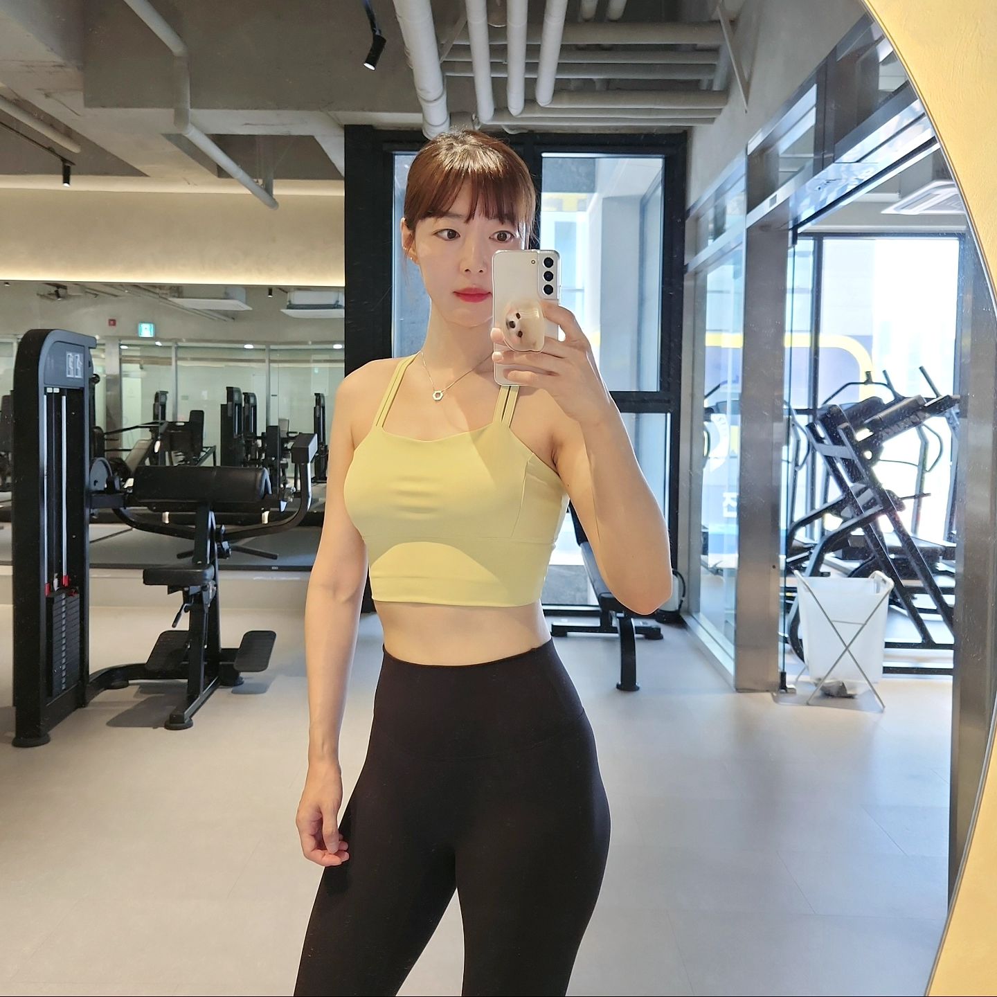 #르미_운동 

불금핫체완료🔥🔥
하체하면서 무릎보호대는 써본적이 없었는데
좋은기회로 웰럽 보호대 착용해봤어요
뛰어난 통기성과 3D입체편직, 탄탄한신축성,
고밀도소재로 무엇보다 가격이 합리적인보호대에요
착용감은 너무압박되지않으면서 부드럽게 
잘잡아주어 운동하는데 넘 편했답니다
이럴줄알았으면 진즉부터 쓸껄그랬어요👍
발목,손목,팔꿈치 보호대까지 종류도많아서
이번기회에 다른것도 장만해볼까합니다
한주간 고생많으셨구 주말에 맛난거도 먹고
힐링도 마니하면서 햅삐하게보내자구요❤️🙏

무릎보호대 welluv_kor