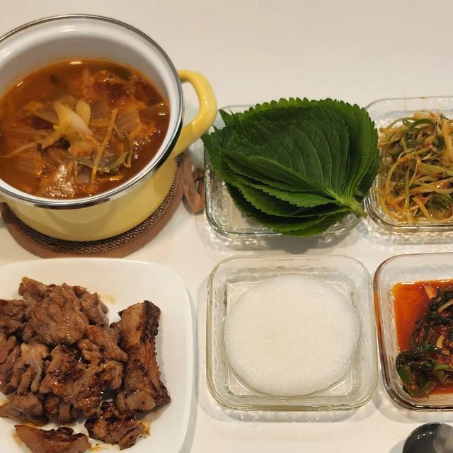 @pro.review_ on Instagram: "#광고 호야석식😋 벽제갈비에서 돼지목심갈비를 보내주셨어요🍖 입안에서 사르르 녹는 돼지갈비의 단짠단짠 조합이 절로 밥한공기🍚 뚝딱🤤!! 벽제갈비는 1986년에