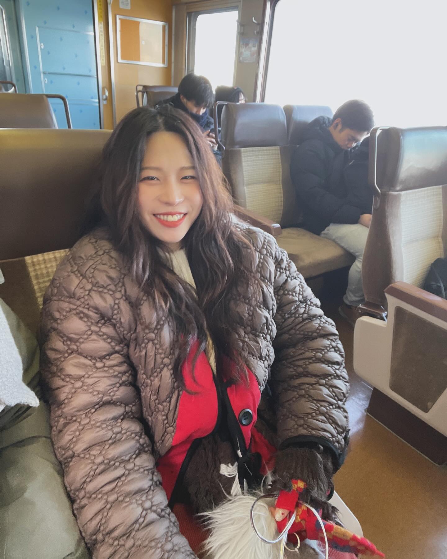 5번째 시도만에 올리는 #삿포로여행 3일차ʘ‿ʘ
마지막에 뷰티프사가 체고임 ㅋㅋㅋㅋㅋㅋㅋㅋ
진짜 찍다 터져서 웃음 참는 사진이 대부분 ;,;
영상 진짜 올리고 싶은데 참눈다(*´д｀*)
#오타루 #오타루여행 구경할 건 많이 없었지만
#오르골당 이뻤움 ✨

오타루 가는길 기차에서도 보이는 바다 예뿌고~~
기차 앉아 가는 꿀팁은 자유석 맨끝에잇도라 ⋆•̵̑◡͐•̵̑⋆
꼭 앉아가세융 다들 중간에 서서 가시던뎅 우리는 편하게 앉아소✌🏻
