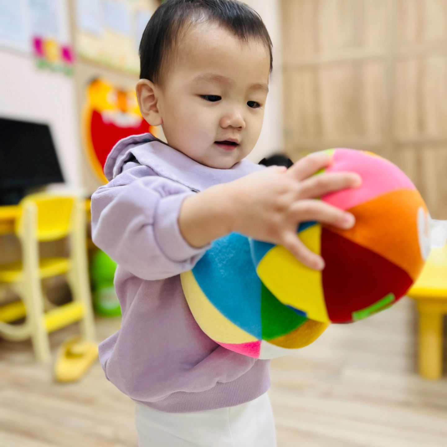 𖤐👶D+566~7ෆ

화요일엔 말랑한 공과 소리나는 공을 이용하여 공놀이 ⚽️를 하였는데 별이는 비스듬히 앉아 공을 유심히 탐색후에 공놀이를 시작했는데 말캉한 공 위에 앉아 콩콩콩 뛰어보기도 하고 공을 굴려 강반 동생에게 패스하기도 하고 공을 번쩍 들어 멀리까지 던져보기도 하였고 또 저와 패스놀이를 하며 장난스런 리액션을 하면 일부로 이상한 쪽으로 던져놓고 개구쟁이처첨 웃기도🤣 이후 동생과 마주 앉아 동생에게 공을 양보해주기도 하고 선생님을 따라 까꿍놀이도 하며 즐겁게  시간을 보냈다는 수요일엔 어제에 이어 촉감공을 가지고 놀이를 해보았는데 공을 가지고 유희실에 나가 더 넓은 곳에서 던져보기도 하고 발로 뻥!차보기도 하였는데 발차기가 마음대로 안되는지 공을 올려 던지고 미끄럼틀에 가져가 미끄럼틀 위에서 던지며 즐거워 하였고 또 친구와 함께 미끄럼틀에 올라가 까꿍놀이도 하고, 붕붕카를 타며 유희실에 펼쳐진 공을 요리조리🤣 피해다니며 즐겁게 시간보낸 막둥이 늘 잘보내주는 얼집 생활에 기특하다.

#사랑해한별아❤ #우리집보물💕