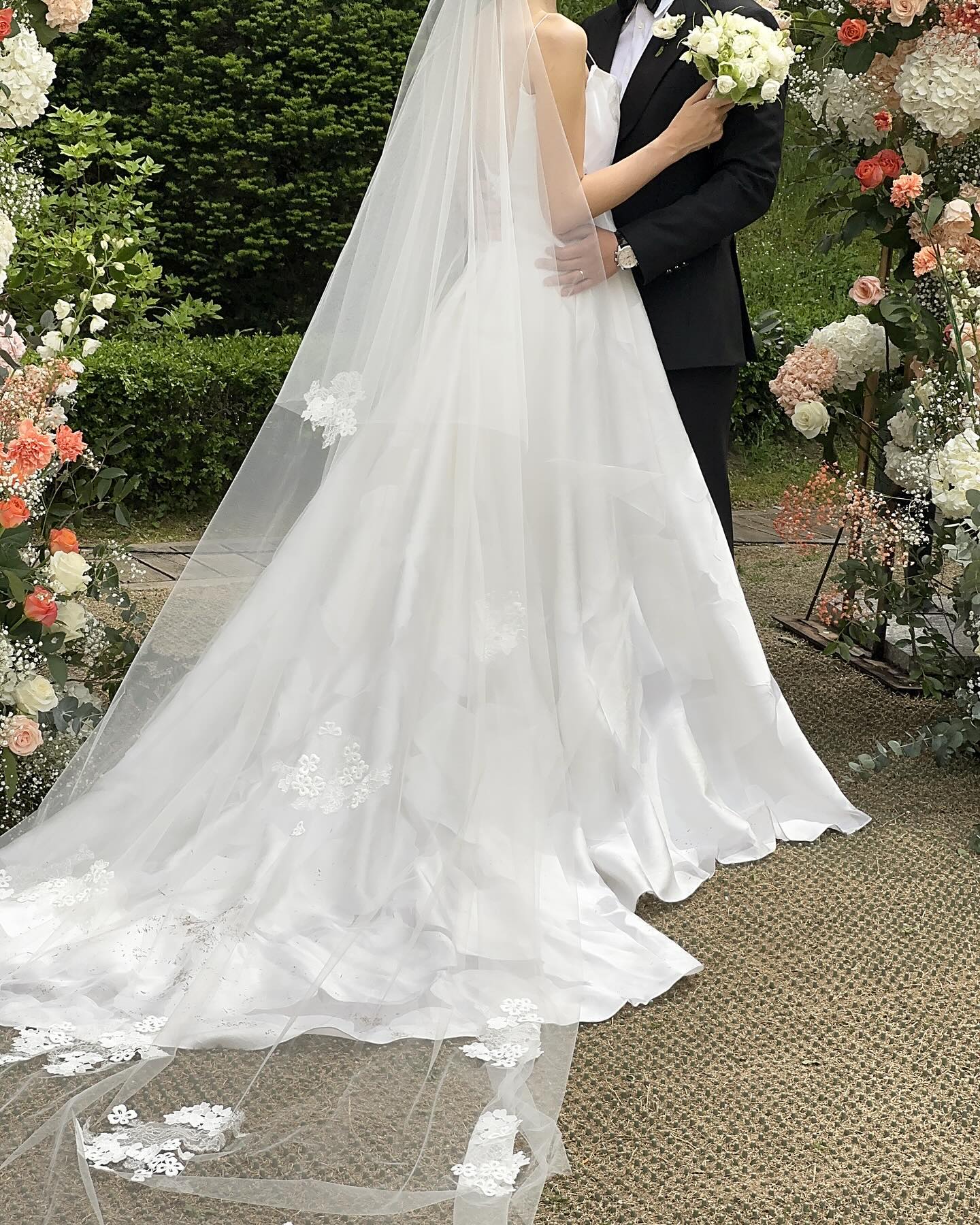 🤵‍♂️💐👰

.
.
.
photo by else.snap 
dress mydaughters_wedding 

.
.