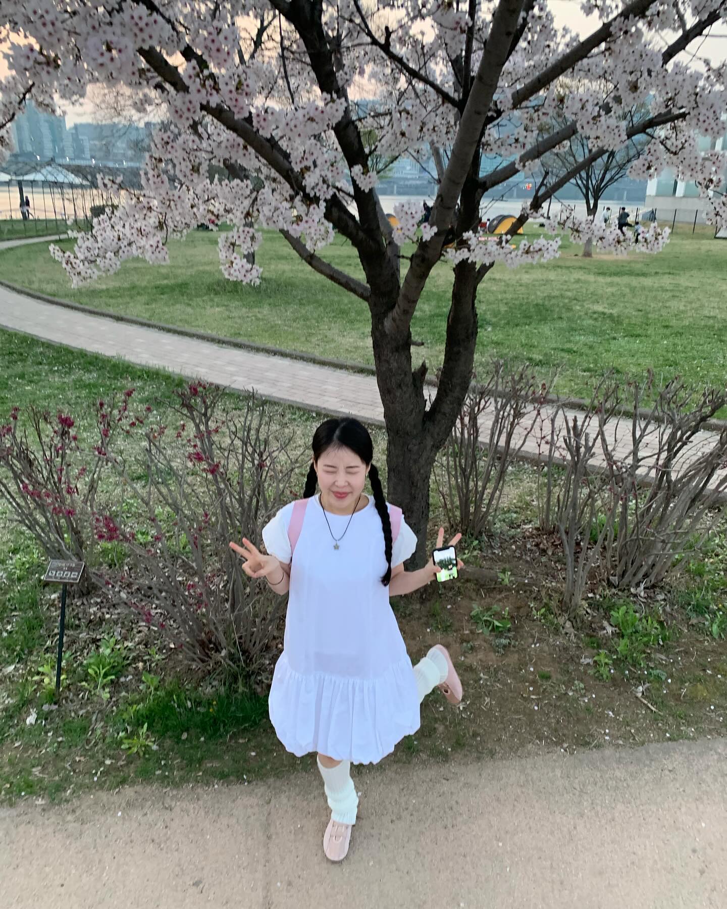 오랜만에 문의가 많은 착장이라 
피드에 박제했읍니다(🎀ॣ•͈з•͈ ॣ)

상의랑 신발은 zara 
벌룬원피스는 mudidi_official 
가방은 lesportsac 
입니다! 브랜드태그 해두었어요. #내돈내산 

장소는 #광나루한강공원 
모두들 행복한 봄 보내셔요🌸