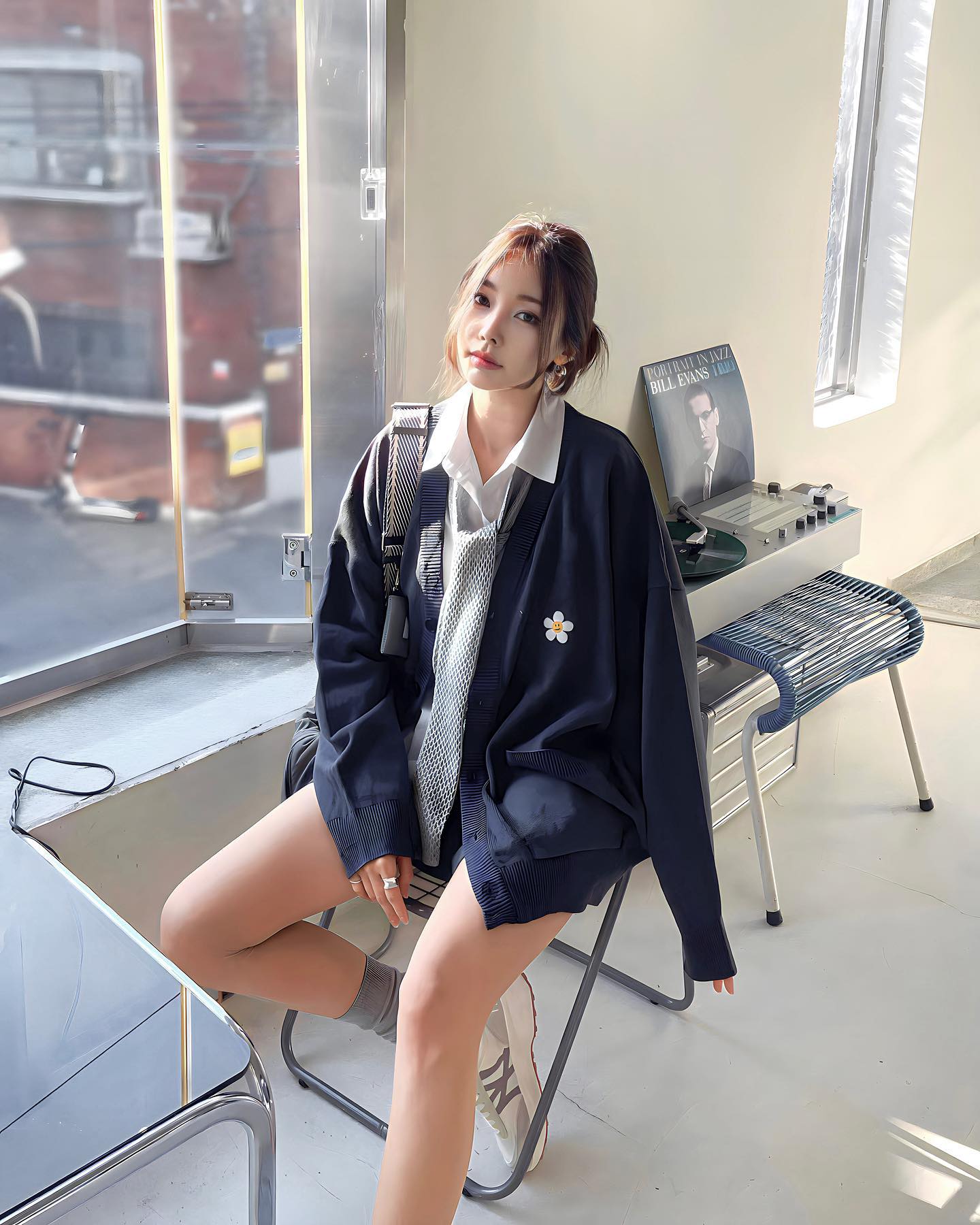 #협찬

계절이 바뀌면 곧 꽃이 피겠지..? 
🌼

#그레이버 #graver #graver_kr #가디건
#ootd #daily #dailylook #style #streetfashion
