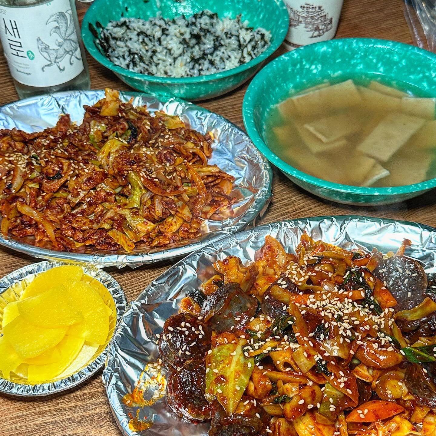 🍶이겨울 놓칠 수 없는 포차감성🍻

#형어디가포차
신대방역 2번출구 포차거리

이모가 말아주는 맛도리 안주천국
#신대방포차거리 를 아십니까?

2번출구로 나오면
쭉 포차가 보이는데 저는 그 중
형어디가포차를 좋아해요!

안주 라인업도 다양하고
사장님이 넘 친절하셔서 먹는재미 보는재미 말하는재미 쏠쏠❤️

안주도 넘 맛있고
창가에 앉으면 도림천도 보이니
이게 바로 신선놀음 아닌교~☃️

✔️포차 이용시 화장실은 맞은편 공용화장실(깨끗)
✔️카드불가 현금/계좌이체 가능
✔️저녁 6시반 즈음부터는만석이에요(웨이팅주의)

#신대방역맛집 #신대방맛집 #신대방포차 #서울포장마차 #신대방역술집 #신대방역포차 #먹스타그램 #맛스타그램 #서울노포맛집