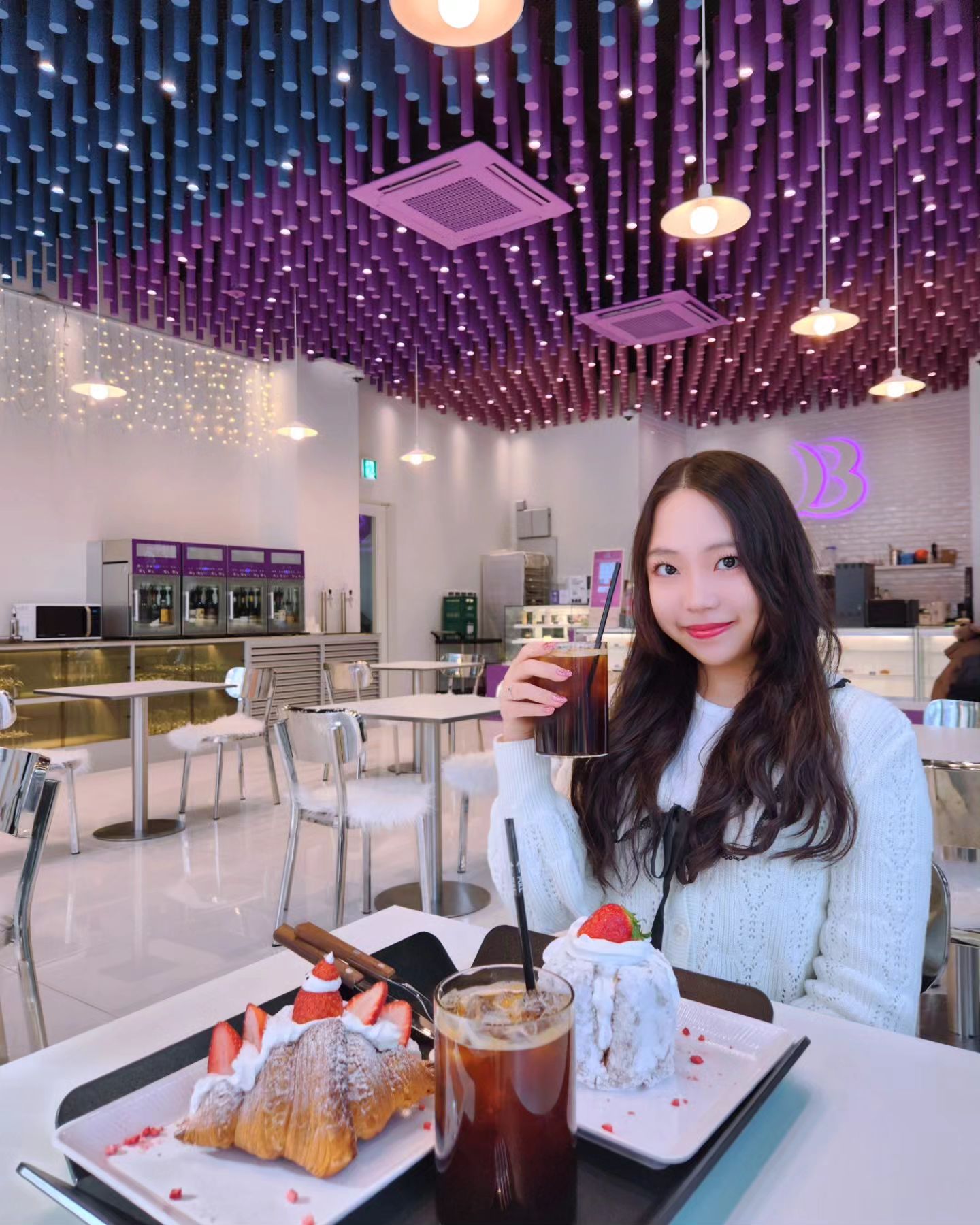 #협찬 #광고 bonjourbb_bakery 🧁🥐☕️
교대역에 위치해 있는 브런치카페인 봉쥬르봉봉에 다녀왔어요!

💜 B1층은 신비로운 숲, 1층은 오로라를 모티브로 한 에코라는 두가지 공간에서 고소한 빵과 다채로운 음료를 먹을 수 있습니다!

🫧 1층 들어가자마자 바로 보이는 화려한 오로라 인테리어가 인상적이였는데, 사진까지 잘 나오는 화이트 인테리어가 너무 예뻤습니다~ 또한 1층과는 다른 매력을 가지고 있는 B1층의 브런치 카페는 숲의 분위기와 고급스러운 상들리에가 잘 어울려 기념일에 오기 좋았습니다!

🩷 가족들과의 모임이나 친구,연인과의 데이트에 빠질 수 없는 예쁘고 맛있는 카페라서 교대나 강남,서초쪽 올 때 추천해드립니다~

🍓 생크림 팡도르와 딸기 생크림 크로와상을 먹었는데, 싱싱한 과일 관리는 물론, 빵이 부드럽고 고소해서 디저트로 딱 제격이였습니다! 

👍 배치되어있는 프리미엄 미네랄워터와 미네랄 탄산수, 직접 포장해 갈 수 있는 곳까지 있어서 편리했고 디테일한 부분이 마음에 들었습니다!

📍서울 서초구 서초중앙로 123 엘렌타워 B1층,1층
🧭 월~금 8:30~21:00
  B1 에코 브런치 11:30~14:30
📞 0507-1336-0813
* 정기휴무:토,일

#교대빵집 #교대베이커리 #서초빵집 #서초베이커리 #교대카페 #봉쥬르봉봉 #카페 #소금빵맛집 #샌드위치맛집 #브런치 #브런치카페 #맛집 #교대역 #교대모임장소 #추천 #🥐 #☕️ #🩷

*홍보를 위해 제품비용을 무료로 제공받고 작성한 리뷰입니다