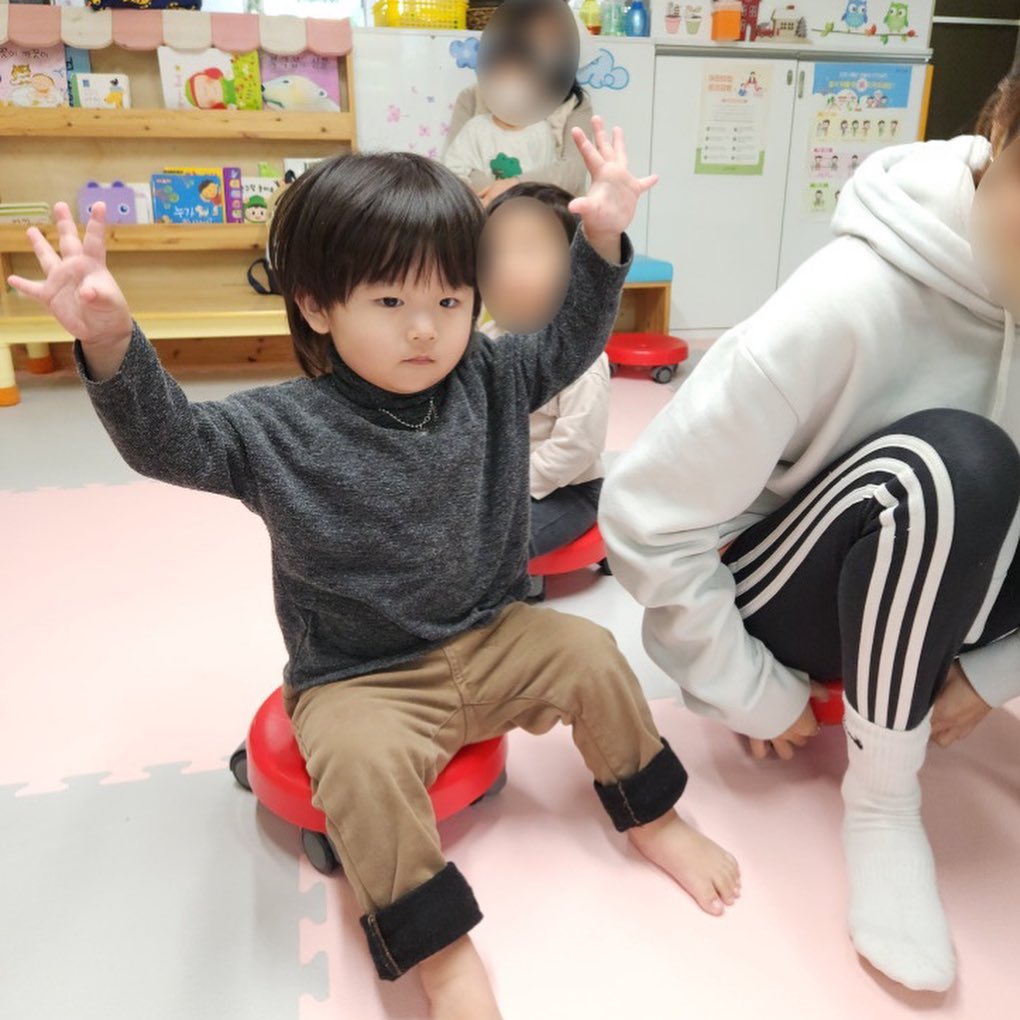 𝙷𝚢𝚎𝚘𝚗 𝙶𝚢𝚞 ♥ 𝟸𝟶𝟸𝟹.𝟶𝟸

신명나게 2월 한달을 보낸 똑띠씨(*˙˘˙)♡

똑띠씨가 좋아하는 체육시간은 나도 너무 좋다👍🏻
적극적으로 무언가를 하려고 하는 똑띠씨의 모습을
사진으로나마 제일 많이 볼 수 있기 때문에..😍

우리 똑띠씨 굉장히 활동적인 친구인데
체육스앵님 괜찮으신지.. ㅋㅋㅋㅋㅋㅋㅋㅋㅋ

3월에는 새로운 반, 새로운 선생님, 새로운 공간에서
반 친구들과 더욱 더 알차고 행복하게 보내길❤️

#똑띠씨의_어린이집_생활