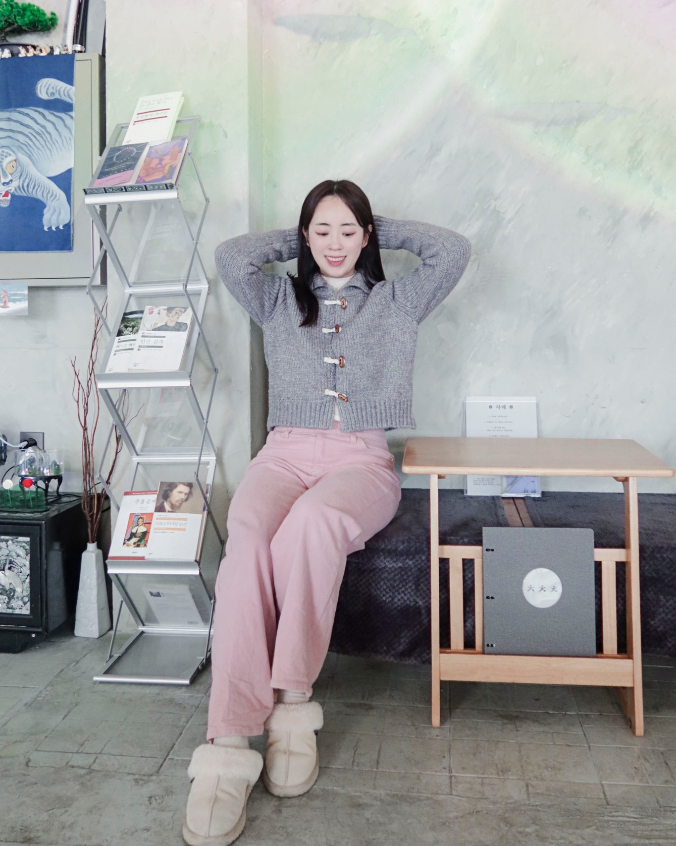#광고 #협찬

포근 따뜻한 감성이 가득 담긴 가디건🩷

너무 추울 때는 이너로,
적당히 따스할 때에는 아우터로 입기 좋아
자주 입는 애정템이 되어 가는 중!

🔗#클릭앤퍼니 휴니울 #떡볶이가디건
-귀여운 떡볶이 단추 포인트
-다리가 길어 보이는 적당한 크롭 기장
-부드러운 착용감과 도톰 따뜻한 울 함유
-오트밀, 그레이, 브라운 3가지 컬러!

출근룩으로 입기도 좋은,
실물이 훠얼씬 예쁜 러블리한 가디건❤️

clicknfunny_official 

#겨울 #겨울신상 #30대 #40대 #여성의류 #겨울데일리룩 #데일리룩 
.
.
.