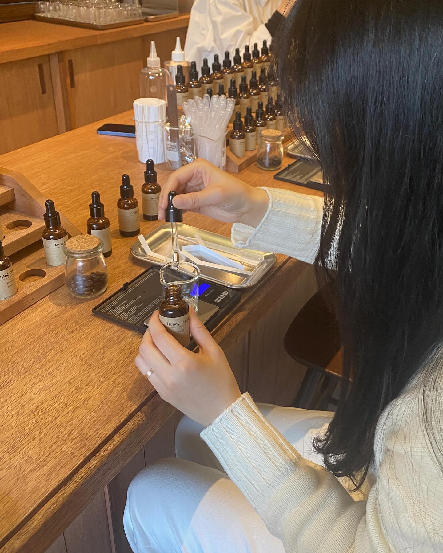📍#라오크성수

처음해봤는데 재밌었던 #조향클래스
내 취향의 향으로 조합해 만든 하나밖에 없는 나만의 향수🤍

메인 Honey Jasmin 🫶
.
.
.
#뚝섬놀거리 #뚝섬데이트 #서울숲데이트 #서울숲놀거리 #향수공방 #향수만들기체험 #뚝섬원데이클래스 #서울숲원데이클래스