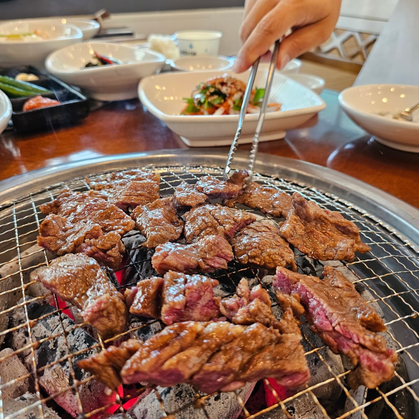 대구 침산동 맛집 원탑일듯!
우리가족도 몇번째 가본곳 :)
퀄리티좋은 소고기와 한정식부럽지않은 밑반찬들!
서비스 친절함은 물론이고
음식이 하나같이 다 맛있다ㅜㅜ
신메뉴 석청갈비는 단짠단짠 양념소갈비라
아이들 입맛 취향저격!!! 😆💛
진짜 끝없이 먹음.....^^ 대구 소고기는 바로 여기!
#침산동고기9단
#대구고기9단
#대구소고기맛집
#대구침산동맛집