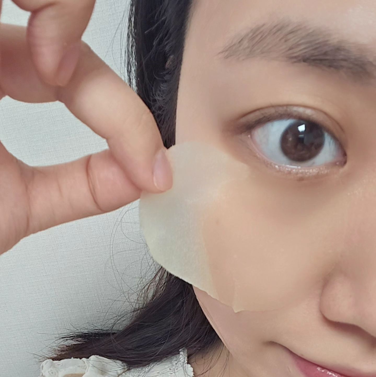 다크 잡티 개 쩌는 여성이 한율 비타민 패드를 협찬 받아따
애플존에 딱 맞는 컷팅으로 눈 밑 다크써클 부터 볼+광대 까지 커버 가능한데...
난 광대 부자라 좀 뜨긴 했다 ㅎ...ㅜ
즉각적인 톤업 효과가 있대서 와방 기대하고 사용해봤다
오~~~ 10분만에 톤 업 된 것 같은데! 사진에는 똑같아 보였다 ^_ㅠ
유자냄새 낭낭 우리집 멍멍이들 환장하고 내 얼굴 핥을라했다
한율 유자 수면팩도 그렇게 좋아하더니...ㅎ...
근데 밀착력은 지이이인짜 높아서 붙여놓고 막 이것저것 해도 안떨어진다
글고 생각보다 촉촉함... 안 끈적이고... 얼굴 팩하기 뭔가 귀찮고 부담스러울때 이마랑 코에도 붙여놨더니 아주 좋았다~~
#협찬 #화해 #화해SNS리뷰단 #한율 #달빛유자패드 #올리브영추천템
