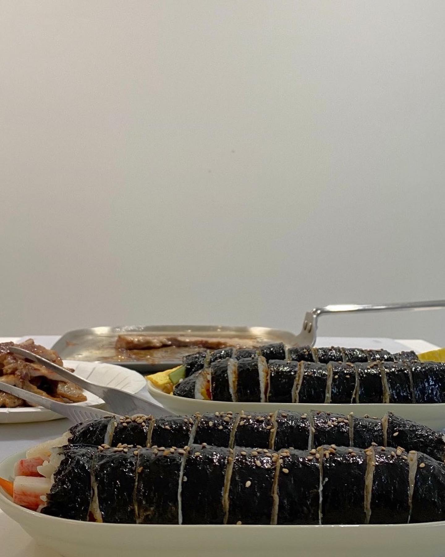 🥣
엊그제(월요일) 밥상,
헬요일 퇴근 후에는 늘 노곤노곤 지쳐서
손가락 하나 까닥할 힘도 없는거 저만 그런가요 -

집 근처 반찬가게에서 구입한
김밥재료(4줄분량) 고추장 양념 버무린 진미채(일미)
도르륵, 김밥 말고
주말 거제도 1박2일 나들이 후
남은 삼겹살 4줄도 구웠어요.
(삼겹살 김밥으로 말고 싶었지만 깻잎도 상추도 다 먹어서)

이제 김밥은 눈 감고도 말아낼 만큼
통통 동그랗게 잘 말아내는 편인거 맞죠 ? 🖤

어제 저녁 식사하며 찍어 둔 사진도 정리중인데,
얼른 정리해서 스토리로 먼저 업로드 해볼게요 🥣
.
.
.
.
#김밥
#삼겹살
#일미김밥
#밥상