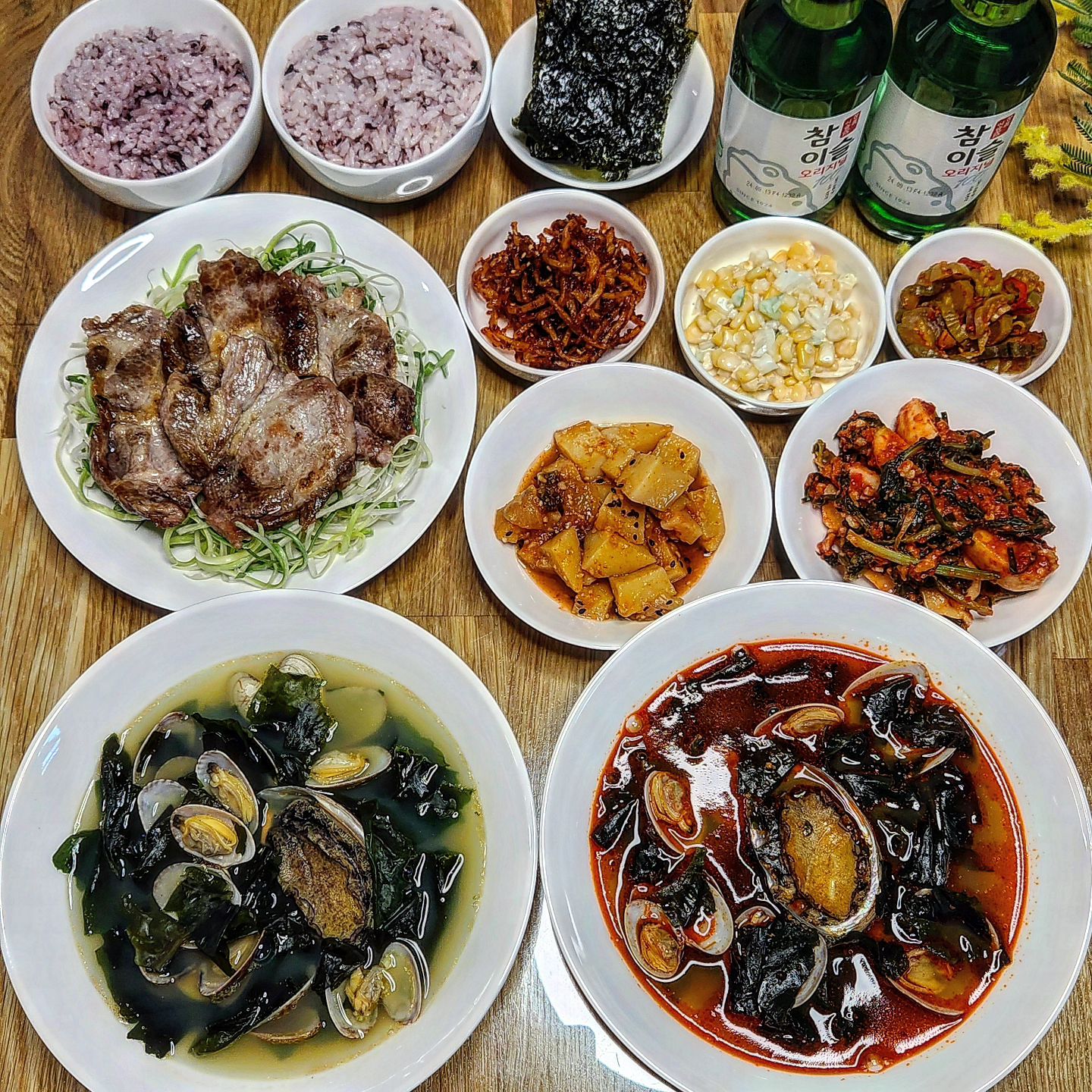 1004 오늘은 제 생일이에요🥳🥳
🎂🎂생일날 미역국 못 놓친다며
야무지게 두가지 미역국 준비했어요💕
건강한 죽 맛집인 맛깔참죽에서 나온
바지락듬뿍얼큰해장미역국이에요 ~😘
🌶매운 소스는 별첨이라 담백하게 혹은
칼칼하게 먹을 수 있는게 특장점이에요
바지락 베이스라 국물 깊이가 어마무시🫶
1회용 냄비에 담겨나와 놀러갔을때
그릴이나 버너에 손쉽게 요리가능해요
😉😉진~~~한 국물이 밥부르고 술불러요
얼큰 미역국이 기대이상이라 남아있는
황태미역국과 전복미역국도 기대가 돼요
모두 모두 신나는 저녁시간 보내세요🎶🎶
.
#협찬 #캠핑음식 #캠핑밀키트 #미역국 #소고기미역국 #맛깔참죽 #생일미역국 #밀키트 #아침식사 #해장국 #미역국맛집 #얼큰미역국 #바지락미역국 #미역요리 #생일상 #먹스타그램 #HBD
