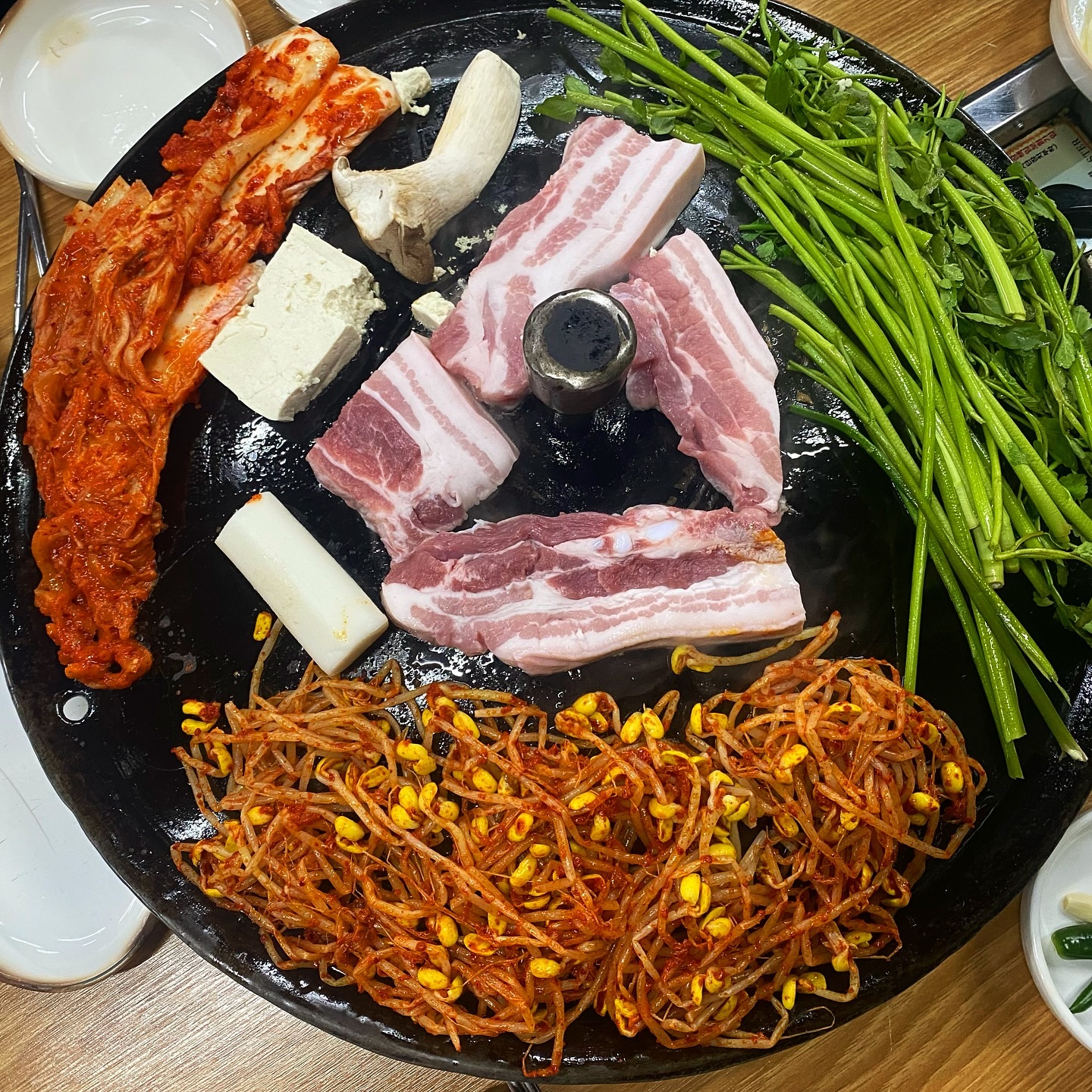 #먹쭈 #옥정삼겹살 #옥정맛집추천 

📍경기 양주시 옥정동로7가길 44 비타민프라자 #싹쓰리솥뚜껑김치삼겹살 

매장은 넓은 편이라서 가족외식 혹은 단체모임 하기에 좋아요
기본으로 몽글몽글란 계란찜 그리고 구수한 된장찌개가 나오고 야채 소스 등 괜찮게 나오고 셀프바 있어서 눈치 안보고 리필이 가능해요

#싹쓰리삼겹살 맛있는 이유
고기도 당연 신선하고 맛있지만 솥뚜껑에 구워서 더 맛있는 것 같아요
솥뚜껑에 김치와 콩나물무침 올려주고 버섯과 두부, 미나리같이 올려서 고기랑 같이 구워주면 너무 맛있어요

진짜 맛있어서 술이 술술 넘어가는 싹쓰리 솥뚜껑 김치삼겹살
꼭 기억해 두셨다가 옥정동 들리면 꼭 방문해 보세요

#양주삼겹살 #양주삼겹살맛집 #솥뚜껑삼겹살 #솥뚜껑삼겹살맛집 #양주맛집 #옥정맛집