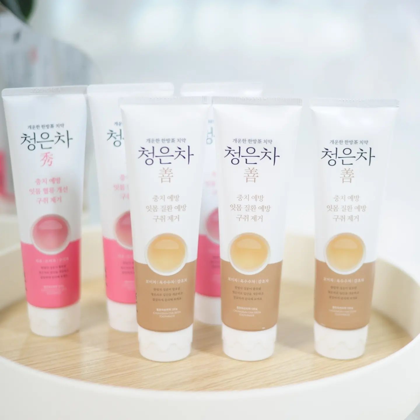 *AK Lover 제품 지원

맵지않고 부드러운향이라 부담스럽지않은 치약추천
2080청은차치약2종
청은차 수&청은차 선 

박스겉면에 테이스팅 프로파일이 자세히 나와있어
써보지 않아도 나에게 맞는 치약을 선택할 수 있는데요

청은차치약2종모두 매운맛이 덜한편이라 아이와 함께 온가족이
함께쓰기에 좋은 치약이더라구요
민트향이 강한 매운치약이 부담스러운 여성분들이나
아이들이 쓰기에 좋은 부드러운 향기를 가진 치약으로

한방차 함유되어 한방향이 너무 심하지 않을까 걱정했는데 한방냄새는 거의 나지않고 깔끔한 뒷맛이 매우 매력적인 치약이에요

➰️청은차 수는 석류 오미자 구기자가 들어있고 충치에방 구취제거 잇몸 혈류개선에 도움

➰️청은차 선은 보이차 옥수수차 감초차가 들어있고 충치예방 구취제거 잇몸질환예방에 도움

치약의 기본인 충치에방은 기본이고 잇몸 혈류 개선을 해줘서
치은염 치주염등 잇몸질환 예방효과까지 볼 수 있다니 잇몸건강까지 챙겨볼 수 있어요

#애경 #AKLover #2080치약 #2080청은차치약 #순한치약
#청은차치약 #충치예방 #구취케어 #잇몸혈류개선 #치약추천 #입냄새제거치약 #잇몸치약추천 #잇몸질환예방 #개운한치약