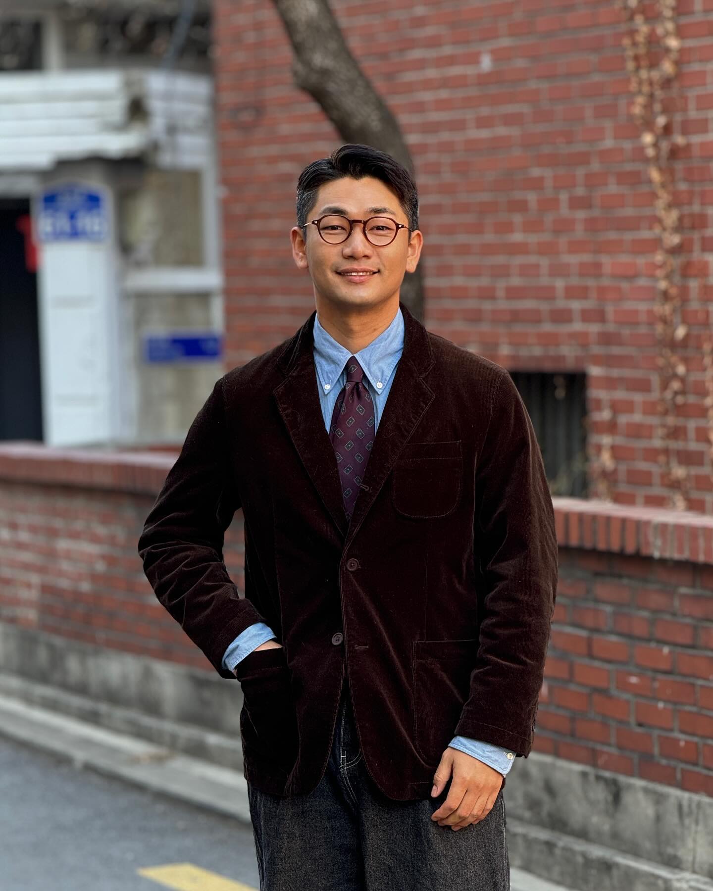 #광고

글라스욘
올드스쿨의 감성을 담은 아이웨어
에드하디(edhardy.eyewear )입니다.
안경을 쓴다는 말을 많이 쓰는데요.
아이‘웨어’ 라고도 말할 정도로 이제는
의류처럼 패션 아이템으로써의
정체성을 확고히 잡은 상태죠.
그래서 안경도 내 얼굴에 맞게
옷 사이즈 맞추듯 피팅을 합니다. 
에드하디는 동양인의 핏에 맞게
설계되었고 정밀한 세공으로 
퀄리티를 자랑합니다🤓
그냥 무심한 듯 있는 듯 없는 듯
툭 걸치기 좋은 아이웨어네요.
.
.
.
.
.
#lookoptical
#edhardyeyewear 
#mensglasses 
#glassesstyle 
#남자안경추천 
#안경테추천 
#에드하디
#룩옵티컬
