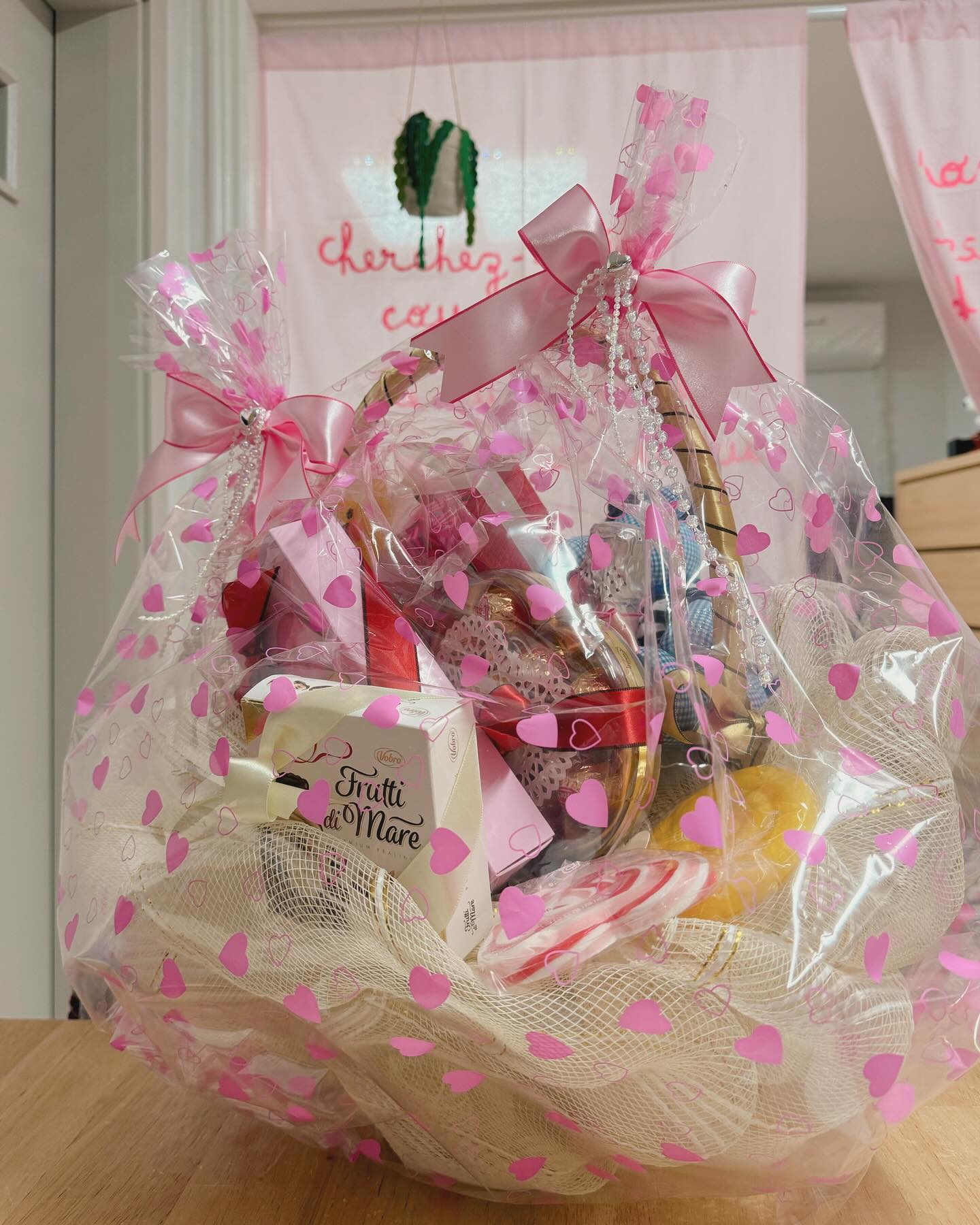 🍭🍫🍩🍬
생각지도 못했던 #화이트데이 캔디바구니
바구니안에 곰인형도 있고 막대사탕, 초콜렛도 있고~
연애 초반때 생각나고 넘 좋은데?
고마워~ 책상 옆에 두고 하나씩 야곰야곰 잘 먹을게 😘