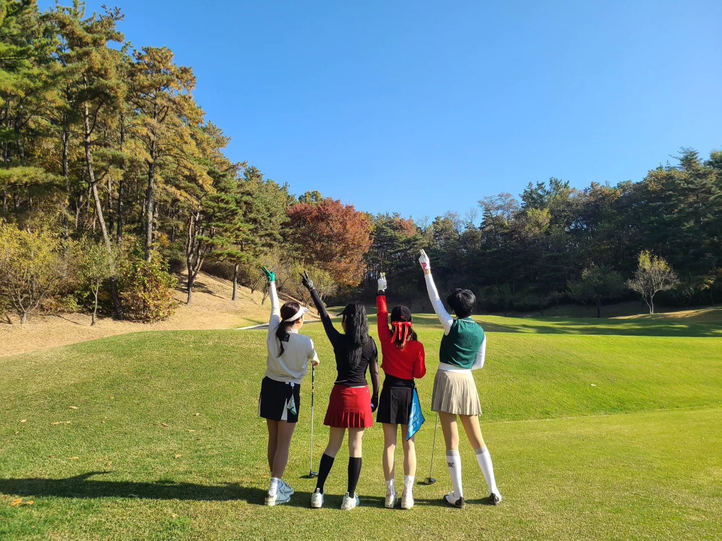 .
지난 라운딩 기록
머리 올리는 언니가 너무 잘쳐서 깜놀😮
2부 자리까지 너무너무 즐거웠던 라운딩❤❤

#오펠cc
#날씨환상
#행복해