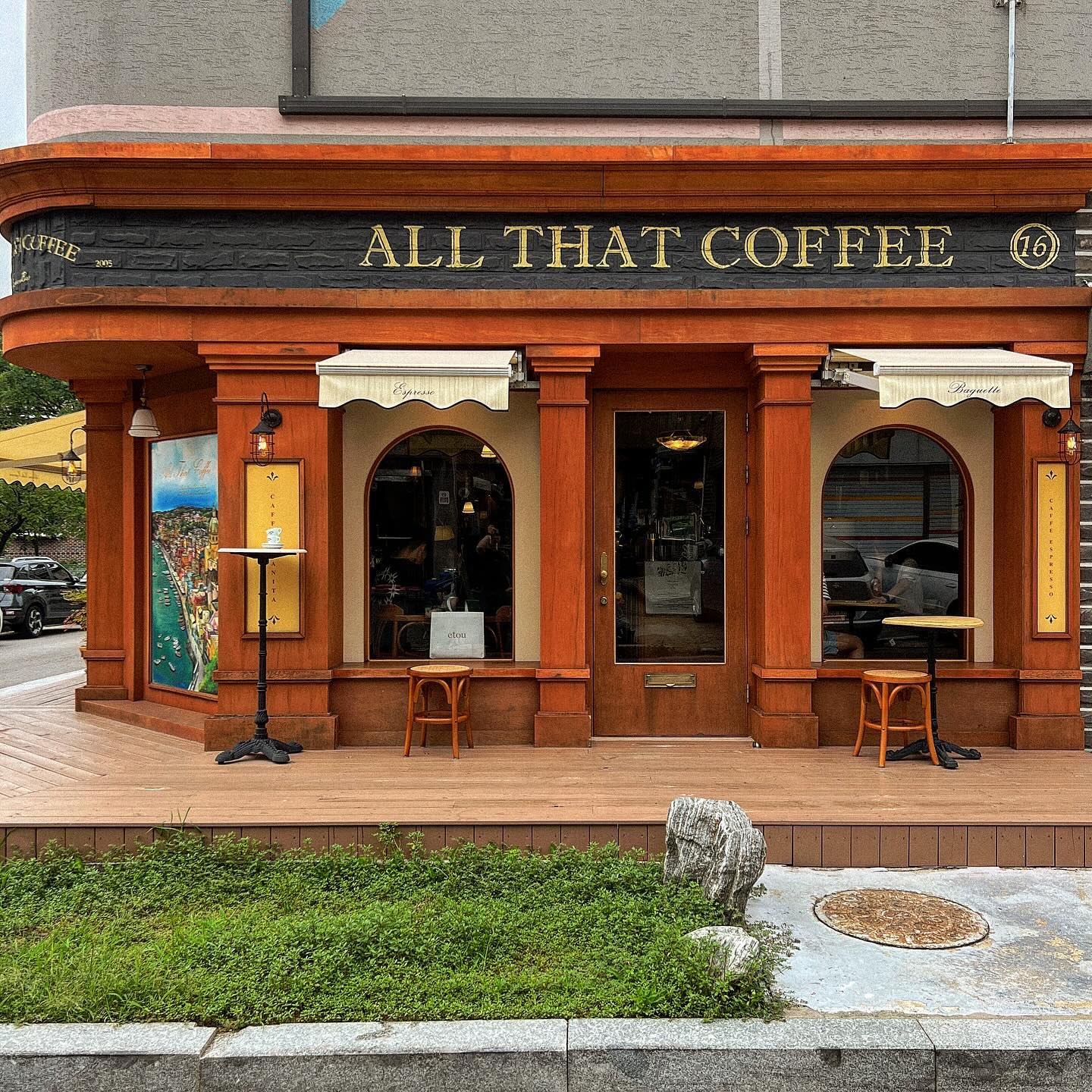 [#올댓커피] allthatcoffee 

일산에서 시작해 성수, 제주 등 여러 지역에 매장이 생긴
유명 에스프레소 바 & 카페

밤리단길에 위치한 로스터리 카페는
여러 매장 중 인테리어가 가장 이쁜 곳 !

유럽풍의 클래식하고 이국적인 공간이 분위기가 좋고
커피 맛도 맛있었다👍🏼

#골드레인카페 #골드레인정발산동 #골드레인밤리단길