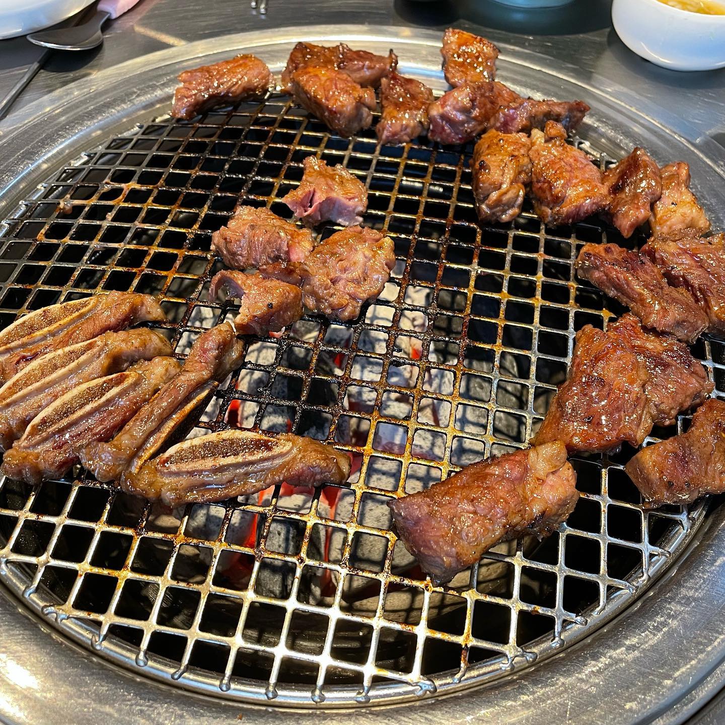 근로자의날 우리가족 퍼스트가든 놀러갔다가 저녁은 든든하게 먹자해서 고기 먹으러 왔는데 고기 질도 좋고 불 상태도 좋았는데 직원들이 넘 바빠보이고 반찬도 쏘쏘했다 다음번엔 굳이.. 안 갈듯😕
.
#청기와타운노원점 #la양념갈비 #수원왕갈비 🥩