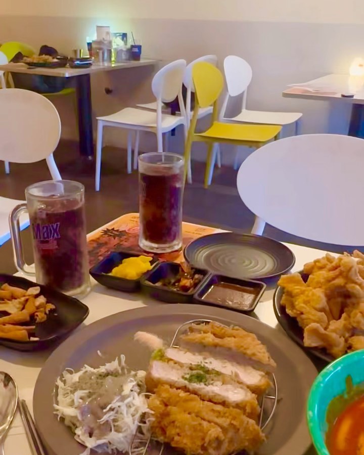[협찬] 영남대 치킨, 돈카츠, 떡볶이 맛집 <프라이프라이프라이>💗

영남대에서 굉장히 혜자스러운 맛집 발견🎉
살얼음 생맥이 단돈 1900원❗️
닭날개튀김이 990원부터‼️

안주맛집 맥주맛집에서 양껏 먹고 즐길 수 있는
fryfryfry🔥

📎 후라이스페셜세트A (27,900원)을 주문했는데요,
크리스피 한마리+통등심카츠+신천떡볶이가
나옵니다😋

이 가격에 이 퀄리티에 이정도 양을?!!!
사장님 이렇게 장사하셔도 되는지🥹
걱정되게 만드는 혜자 안주 맛집💕

돈카츠랑 치킨이 겉바속촉 그 잡채입니다🍴
촉촉하면서도 바삭한 튀김에 감동을 받으며
입도 즐겁고 지갑도 즐거운 맛집이에요

테이블마다 장난감이 있어🐊
소소한 술게임하기도 좋구요,
직장인들의 회식장소로
대학생들의 모임장소로 추천드려요👍🏻

서비스를 제공 받아 작성했지만
진심으로 맛있게 먹고 온 솔직한 리뷰랍니다🥳

✔️ 경산시 청운로 30, 영남대역 5번출구에서 200m
✔️ 월~토 13:00-01:00