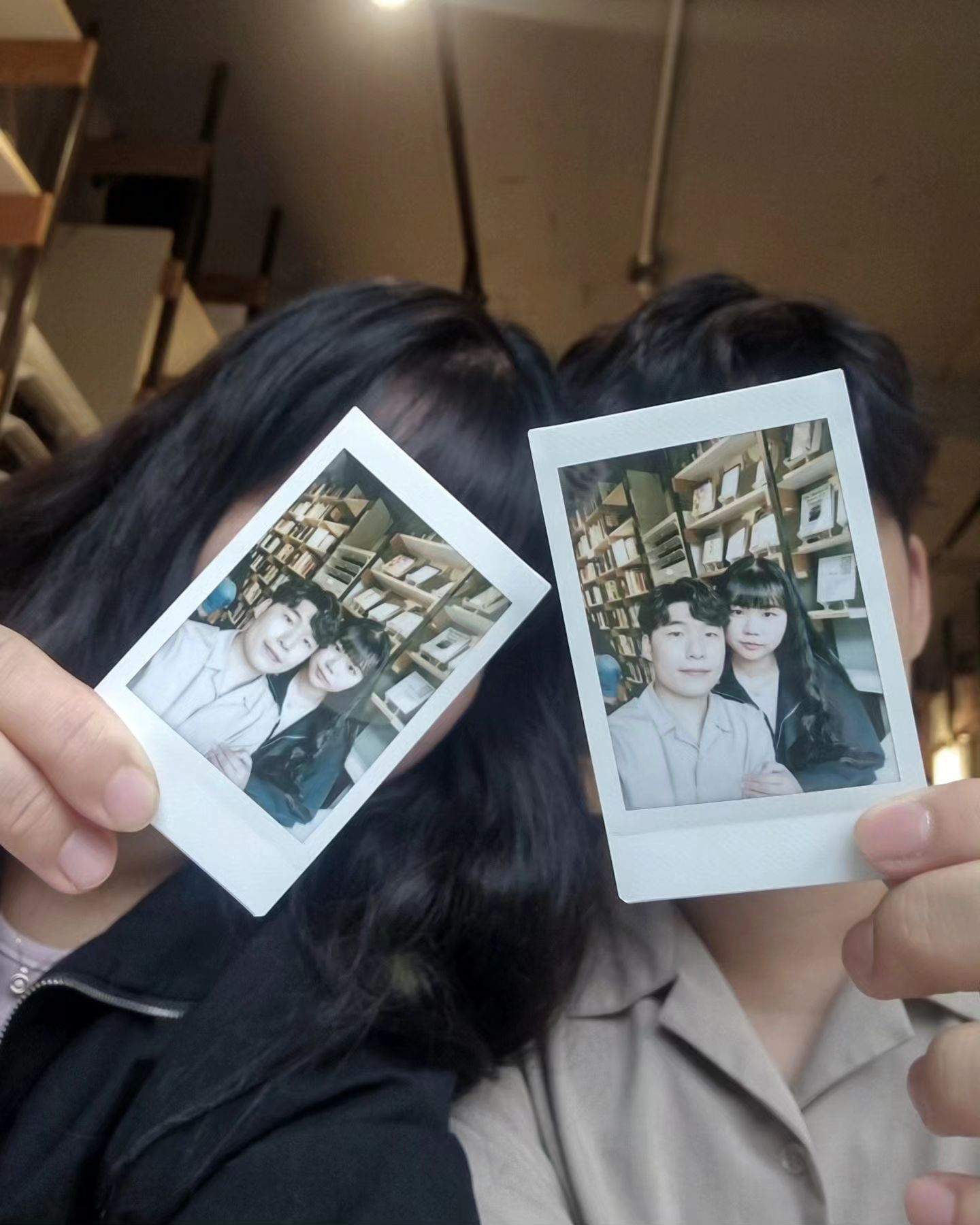 X 인스탁스 instax_korea #광고

⠀
#미니링크2 와 함께 하는 #데이트 2탄🫶🏻🎶
이번엔 파스텔핑크 색감이 잘 보이도록 찍어왔습니당 ㅎㅎ
완전 예쁜 딸기우유 핑크랍니다🩷

내추럴모드와 리치모드도 나눠서 촬영해봤는데요
마지막 사진에 1, 2번이 #내추럴모드
3, 4, 5번이 #리치모드 로 인화한 사진인데 차이가 보이시나요 ? 👀
리치모드가 색감이 더 풍부한 느낌이더라구요🪄✨️

요번에는 내용이 좀 짧았지만
다음엔 다른 기능들도 사용해보고 자세한 후기로 돌아올게요🙋🏻‍♀️🙋🏻

#인스탁스
#인스탁스미니링크2
#인스탁스크루 #인스탁스카메라 #필름
#커플 #라이프스타일 #가을일상

⠀
📌 인스탁스 미니링크2

☑ 블루투스를 통해 미니링크 앱에 연결하여 프린트하는 편리함

☑ 공중에서 글씨를 쓰거나 그림을 그려서 사진을 꾸미는 Air 기능

☑ Natural과 Rich, 두 가지의 모드를 통해 색감 조정

☑ 콜라주와 스플릿 레이아웃 활용 가능
⠀