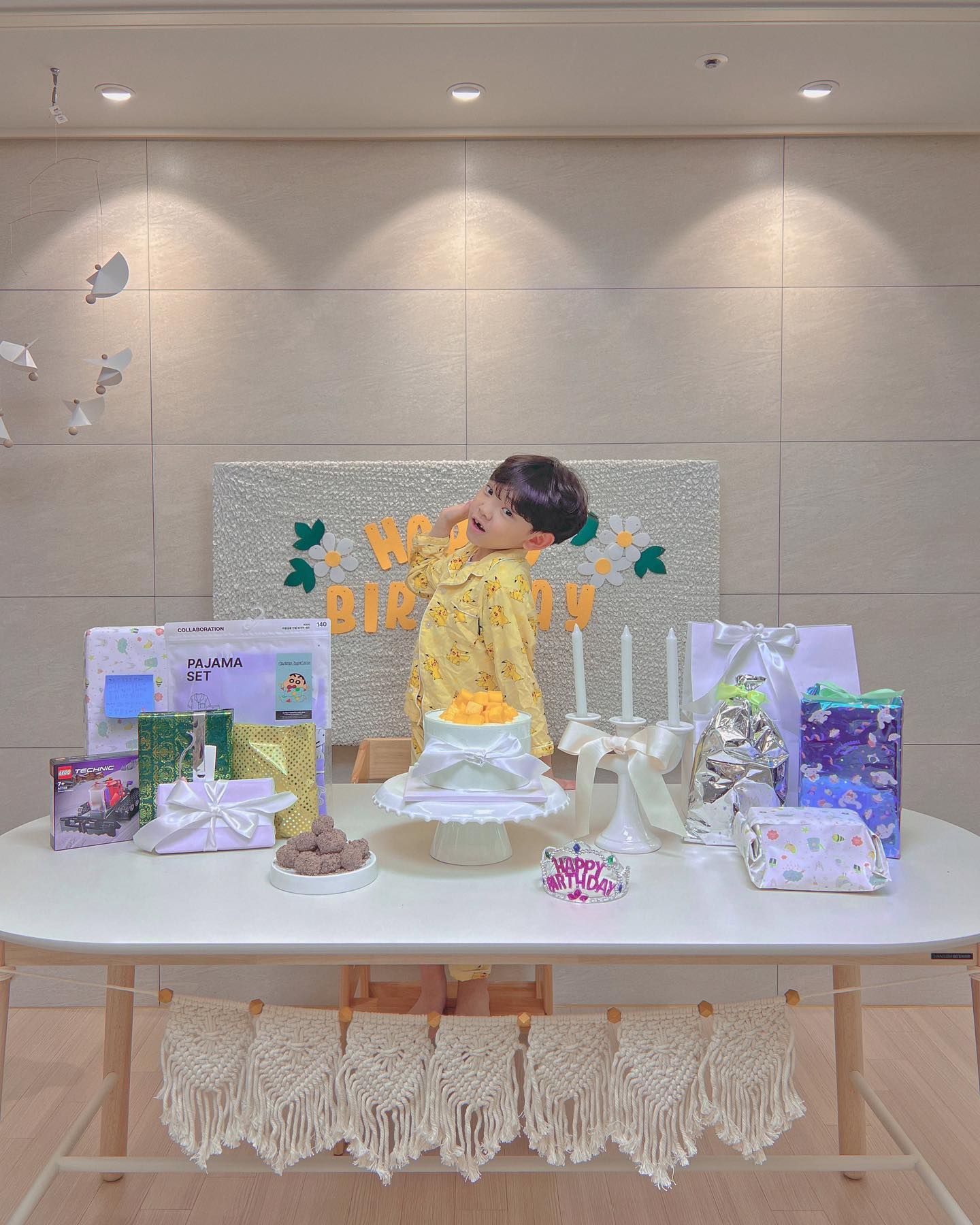 ღ 

170429 , 햅삐생일🎂
태어나줘서 고마운 우리강아지 
갑자기 아파서 집콕하느냐고
멋진 생일상은 못차려줬지만 좋아해줘서 고마워 🤩

모두들 축하해주셔서감사함미다💖

.
.
.
#생일 #생파 #두번은못하겠는생파 #8살생일