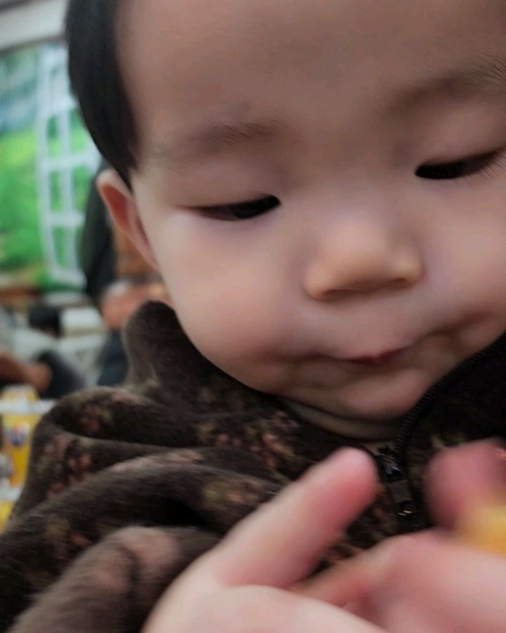 할부가 콘에 케이크넣어서 줬지?
얼마나 달콤했겠어 
유찬이 평소에 먹던 엄마표간식이랑 천지차이지..?
야무지게 먹는게 너무 사랑이여♡

#8개월아기 #육아 #육아그램# #육아스타그램 #육아맘소통 #육아맘 #육아일상 #아기모델 #베베모델 #이쁜아기 #아들바보 #아들맘 #0114오늘우리는 #성장기록 #햄복가득우리집 #달달구리 #케이크먹방