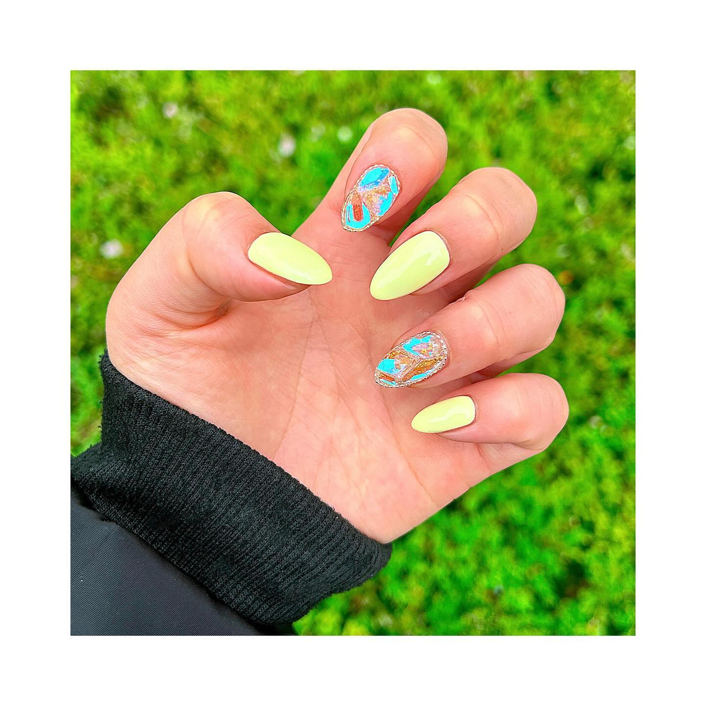:)
__
봄 맞이 네일 했오요 🌼💛 맨날 어두운 색만 하다가 분위기를 바꿨어요! 

원래는 벚꽃을 맞이해 분홍색으로 네일을 하려했는데 , 

보자마자 연노란색이 너무너무 이뻐서 바로 ' 나 이거 할래요!!!♥ ' 

색깔이 완전 쨍한 노란색이 아니라서 더 이쁜 거 같더라구요 🥹⭐ 

아시죠??!!! 네일 하나로 여자들은 기분전환 바로 되버리는거 🤭

요새 좀 우울했는데 .... 새 손톱을 맞이하니 기분이 산뜻해졌어요 ㅋㅋㅋ ,

완전 기분파 ㅋㅋㅋㅋㅋㅋㅋ 호르몬의 노예 ㅋㅋㅋㅋㅋ 으릅다으르브 .. 

저희는 이번 주말에 꽃구경을 가려구요! 봄이랑 완전 찰떡콩떡 네일 ˘͈ᵕ˘͈ ෆ 

울님들께서는 봄맞이 네일을 하셨나요?! 우리 네일 공유해요오 😋🤚🏻🤚🏻

내 손에도 봄이 왔나 봄 , 🌼💛