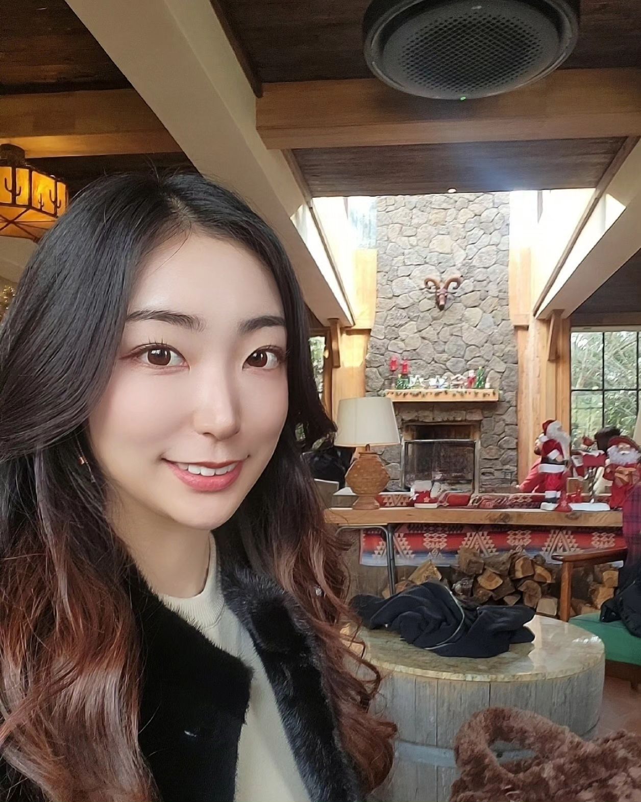 이번 🎄 크리스마스는 제주도에서🤍
크리스마스 카페로 유명한
'친봉산장'
.
.
분위기 넘 좋고
모닥불 따닥따닥소리 힐링🥹
.
.
구운커피는 뭔데..💕
너무 맛있쟈나
.
.
제대로 클스마스 분위기❤️
인기가 많아서
사람도 많았던..
.
.
그래도 날씨도 좋고
행벅했댜!😆
.
.
.

#크리스마스카페#크리스마스카페추천#친봉산장#제주도크리스마스#제주도카페추천#화이트크리스마스#크리스마스추억#일상#일상기록#셀스타그램#힐링#행복#좋아요#소확행#사진#사진스타그램#여행#소통#제주도여행#제주도카페#카페추천#여행기록#여행사진#크리스마스#구운커피#커피맛집#여기제주#구운코코아#카페친봉산장#너무좋음
