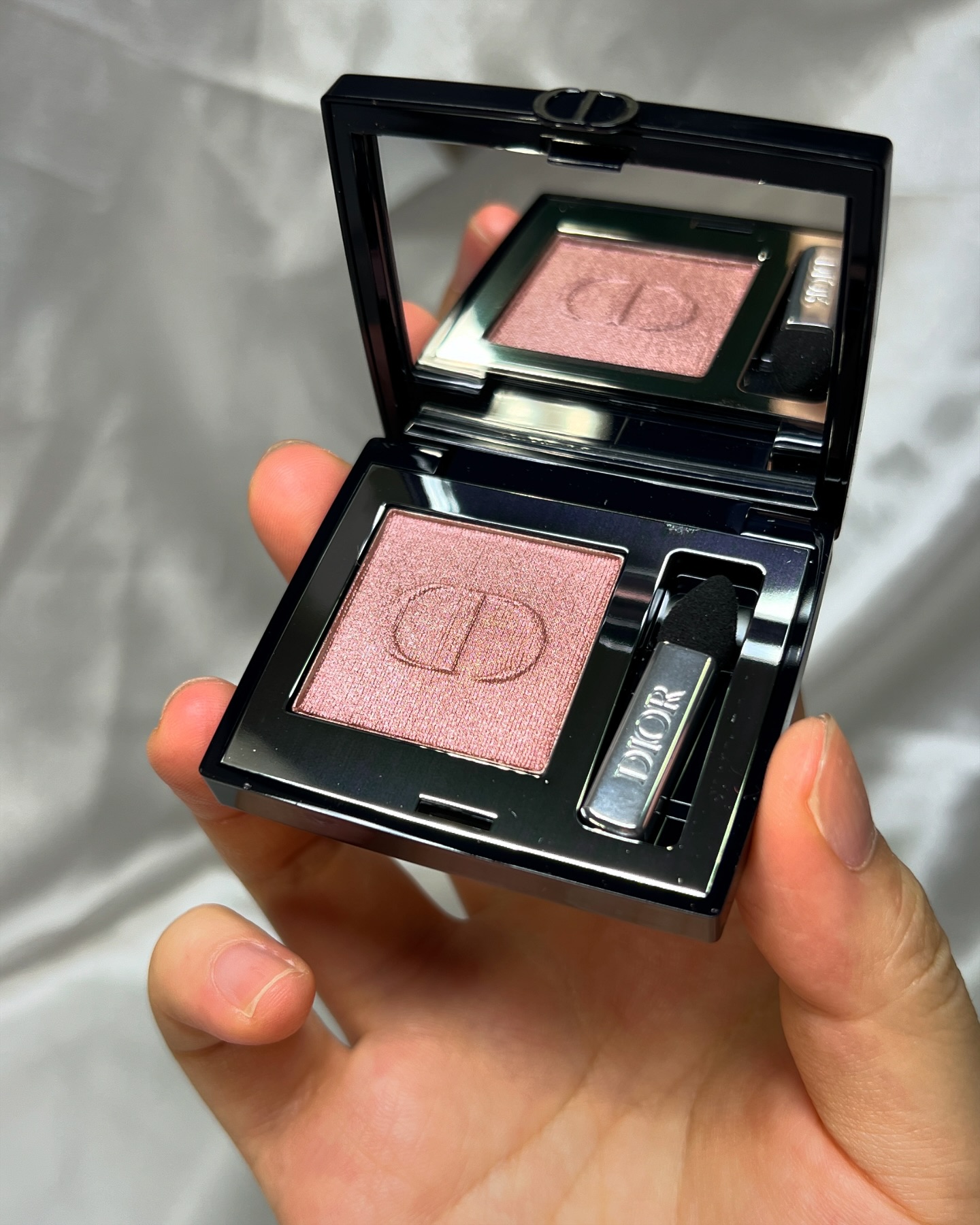 #내돈내산
[DIOR] DIORSHOW MONO COULEUR
755 ROSE TULLE (METALLIC)
디올 디올쇼모노꿀뢰르 755 로즈튤 (메탈릭)

—
옛말에,

코덕 칭구들 말을 잘 들으면
자다가도 떡을 지른다고 하였읍니다💸

그렇게 지른 떡이 무지개떡이었나봅니다🏳️‍🌈
왤케 예뻐요 이거??

제가 디올 모노꿀뢰르는 처음입니다만,
원래 이렇게 질감이 🌈챠르르르~ 인가요??
아니면 이게 메탈릭 라인이라서 그런걸까요?
5꿀뢰르에서는 이런 느낌 못받았던거 같은데...🤔

755 로즈튤은
로즈브라운🤎 베이스에 실버펄.....느낌이라 생각했는데,
지금 사진 속을 자세히 보니 굉장히 다양한 컬러들의 펄이 존재하고 있군요..🤥 영상 속 컬러감이 더 실제와 유사한듯..!

아직 눈에는 못올려봤는데 넘나 예뻐요....

𝓢𝓹𝓮𝓬𝓲𝓪𝓵 𝓣𝓱𝓪𝓷𝓴𝓼 𝓽𝓸 cosmetic_jota ...

.

.

.

#로즈튤 #디올 #디올뷰티 #아이메이크업 #메이크업 #코덕 #탠템 #아이섀도우 #디올쇼모노꿀뢰르 #디올모노꿀뢰르 #싱글아이섀도우 #아이쉐도우 #디올아이섀도우 #dior #diorbeauty #monocouleur #rosetulle #diorshowmonocouleur #eyemakeup #makeup #eyeshadow